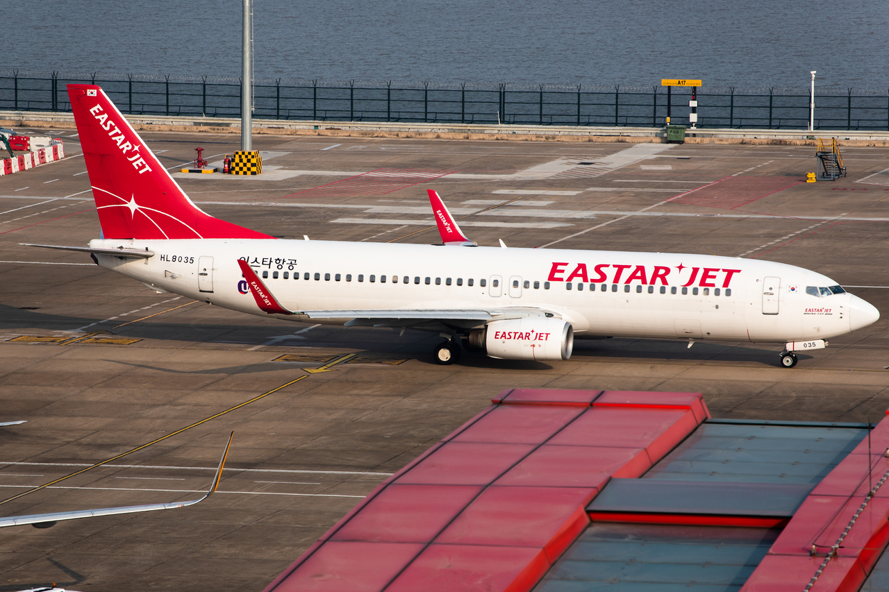 Full size: Eastar Jet Boeing 737-800 HL8035 at Macau International Airport