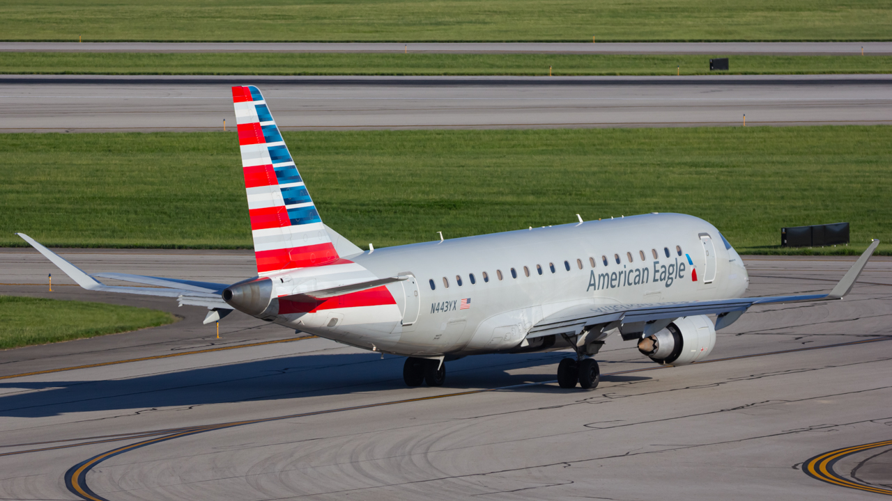 Full size: American Eagle Embraer E175 N443YX at John Glenn Columbus International Airport