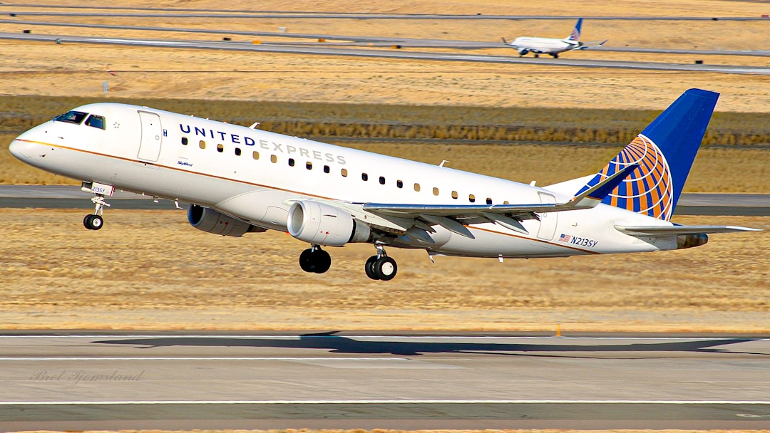 Full size: United Express Embraer E175 N213SY at 