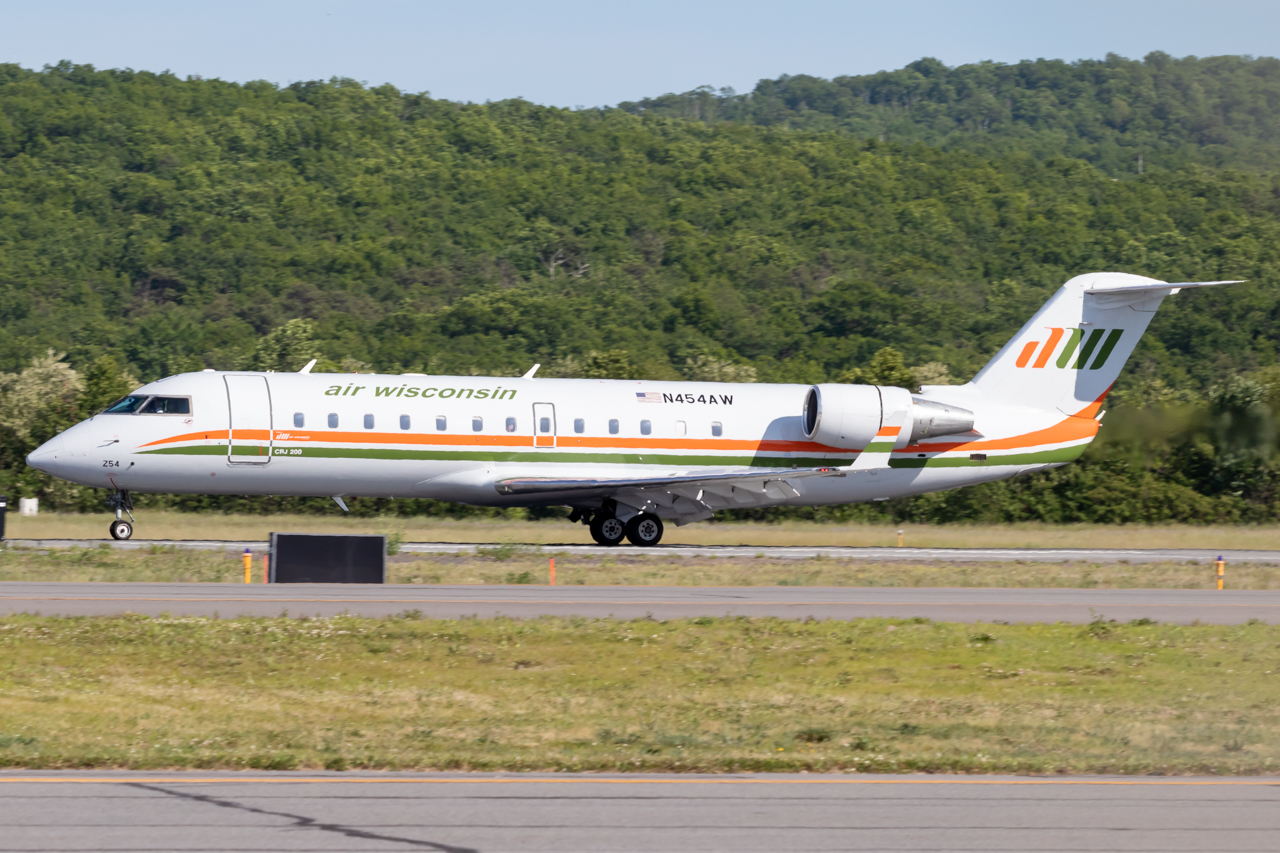Full size: United Express Mitsubishi CRJ-200 N454AW at Avoca Wilkes-Barre/Scranton International Airport