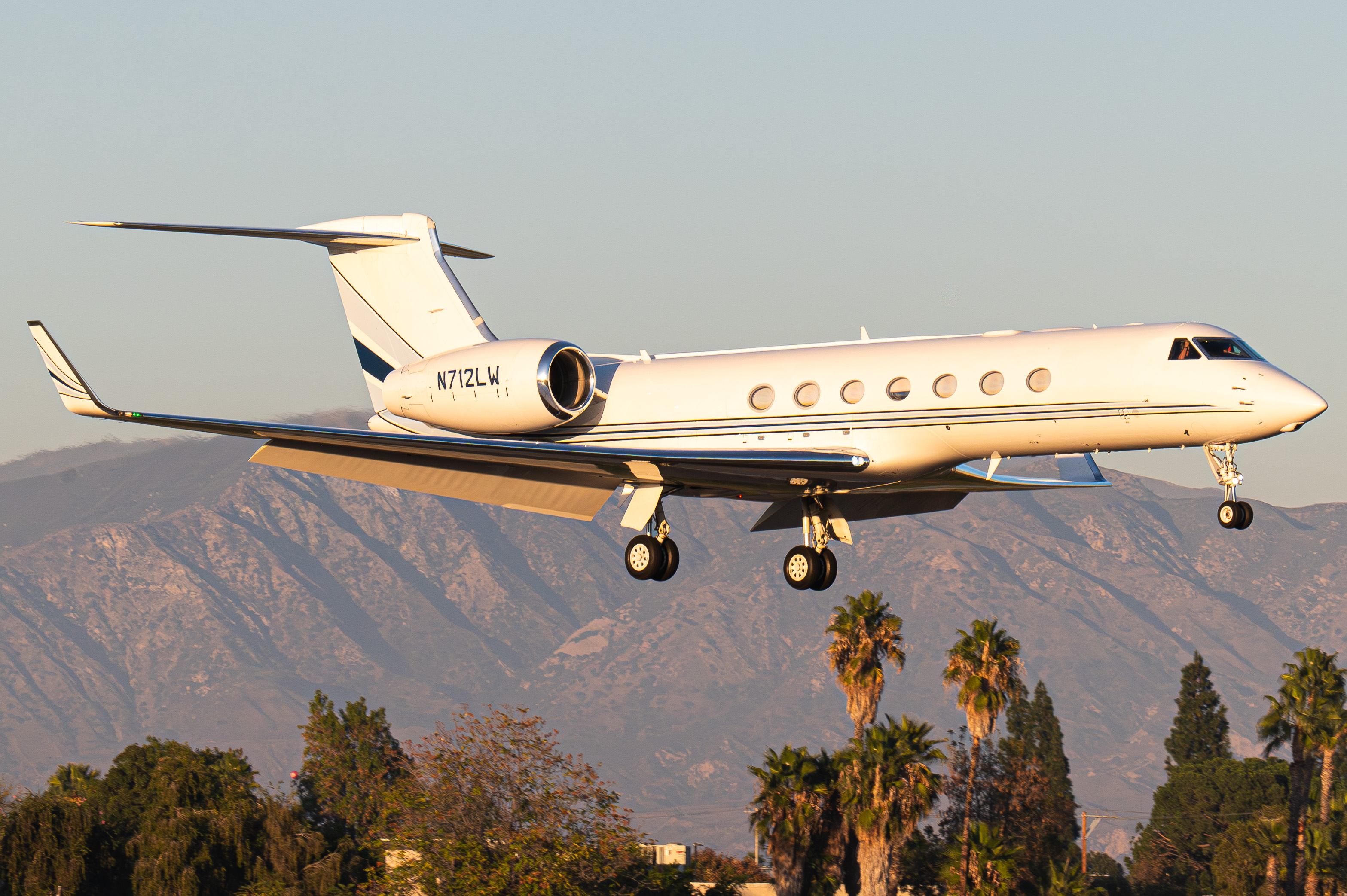 Full size: PRIVATE Gulfstream G550 N712LW at Van Nuys Airport