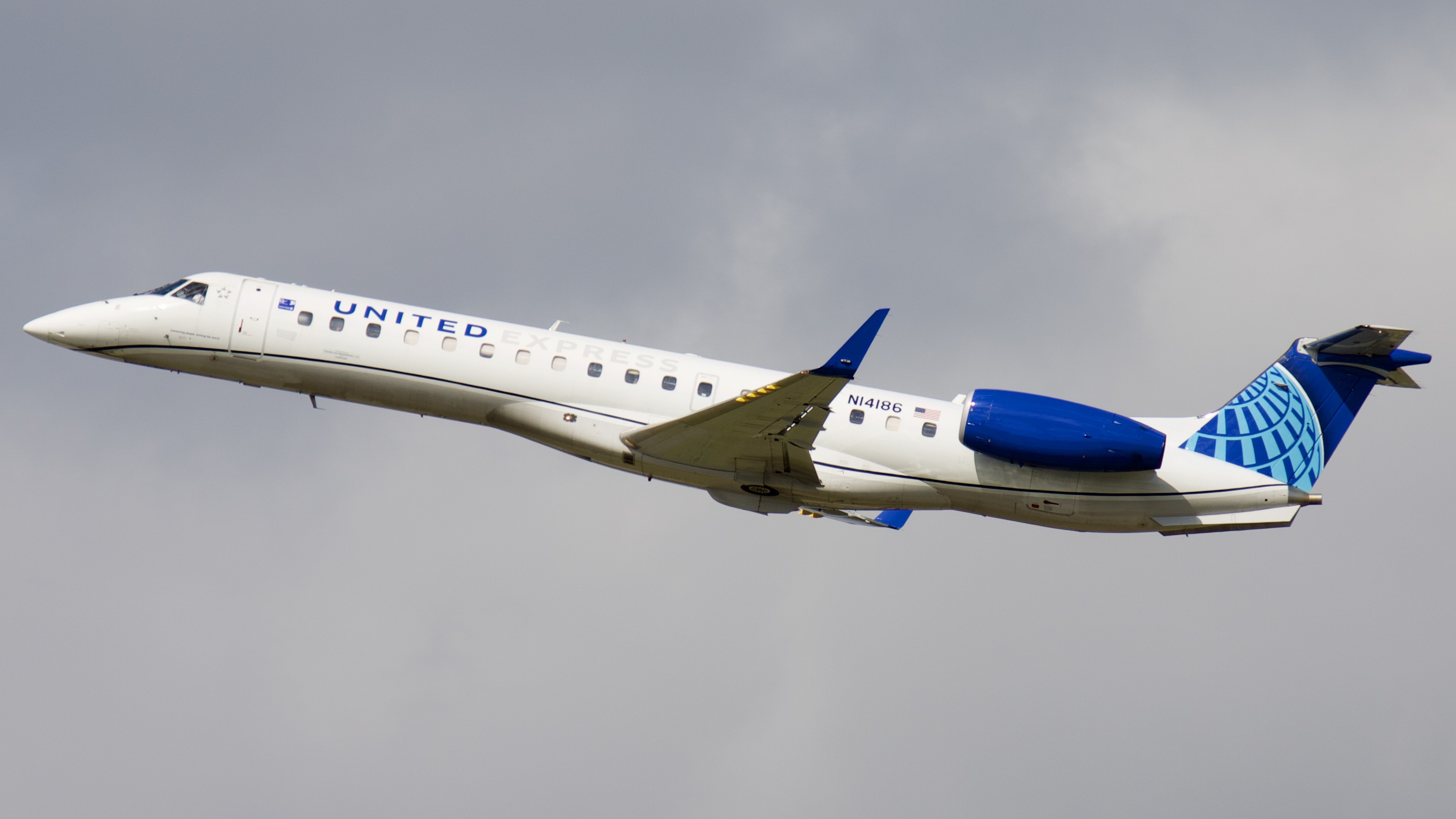 Full size: United Express Embraer ERJ145 N14186 at Houston-George Bush Intercontinental Airport