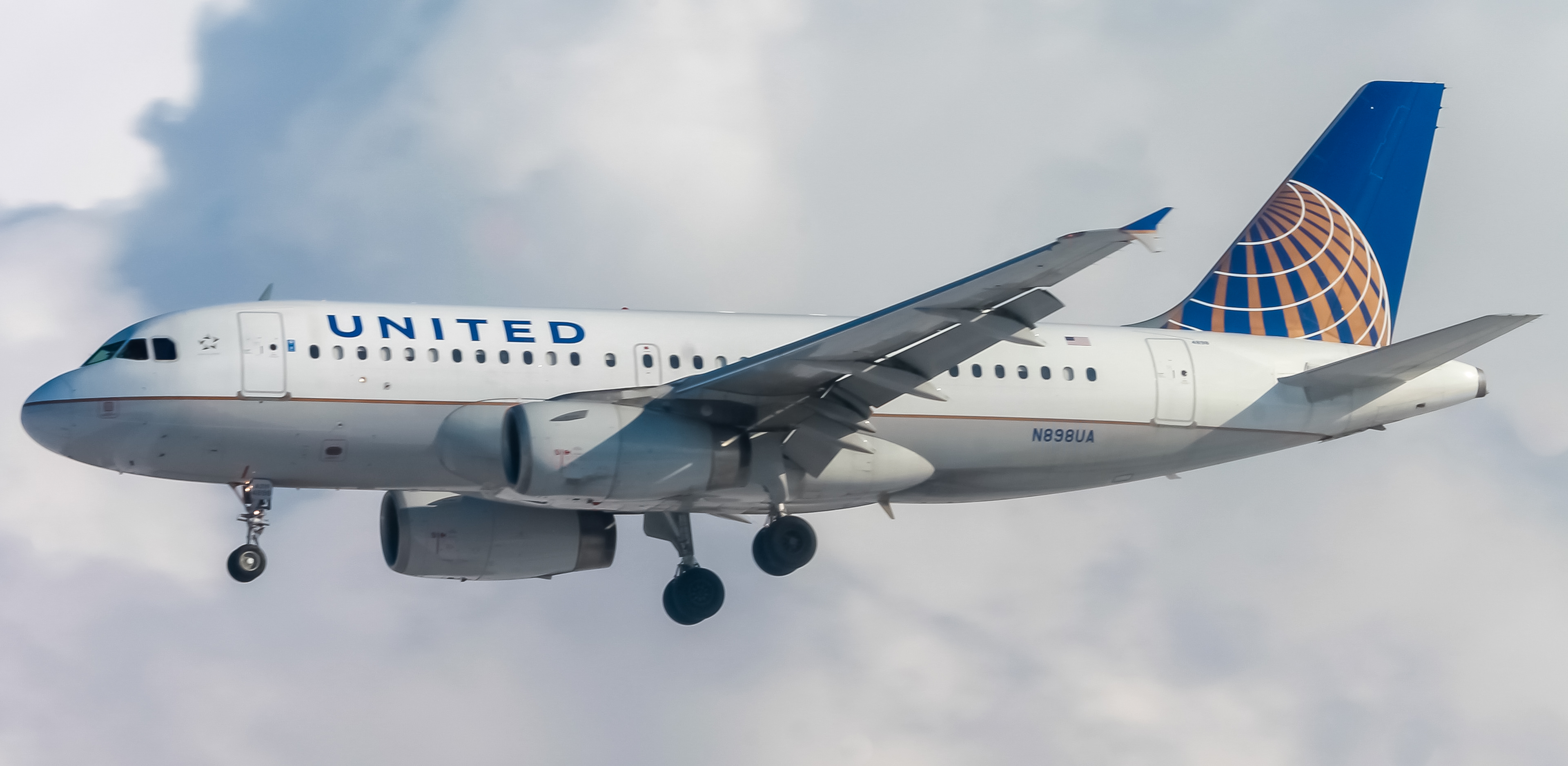 Full size: United Airlines Airbus A319 N898UA at Salt Lake City International Airport