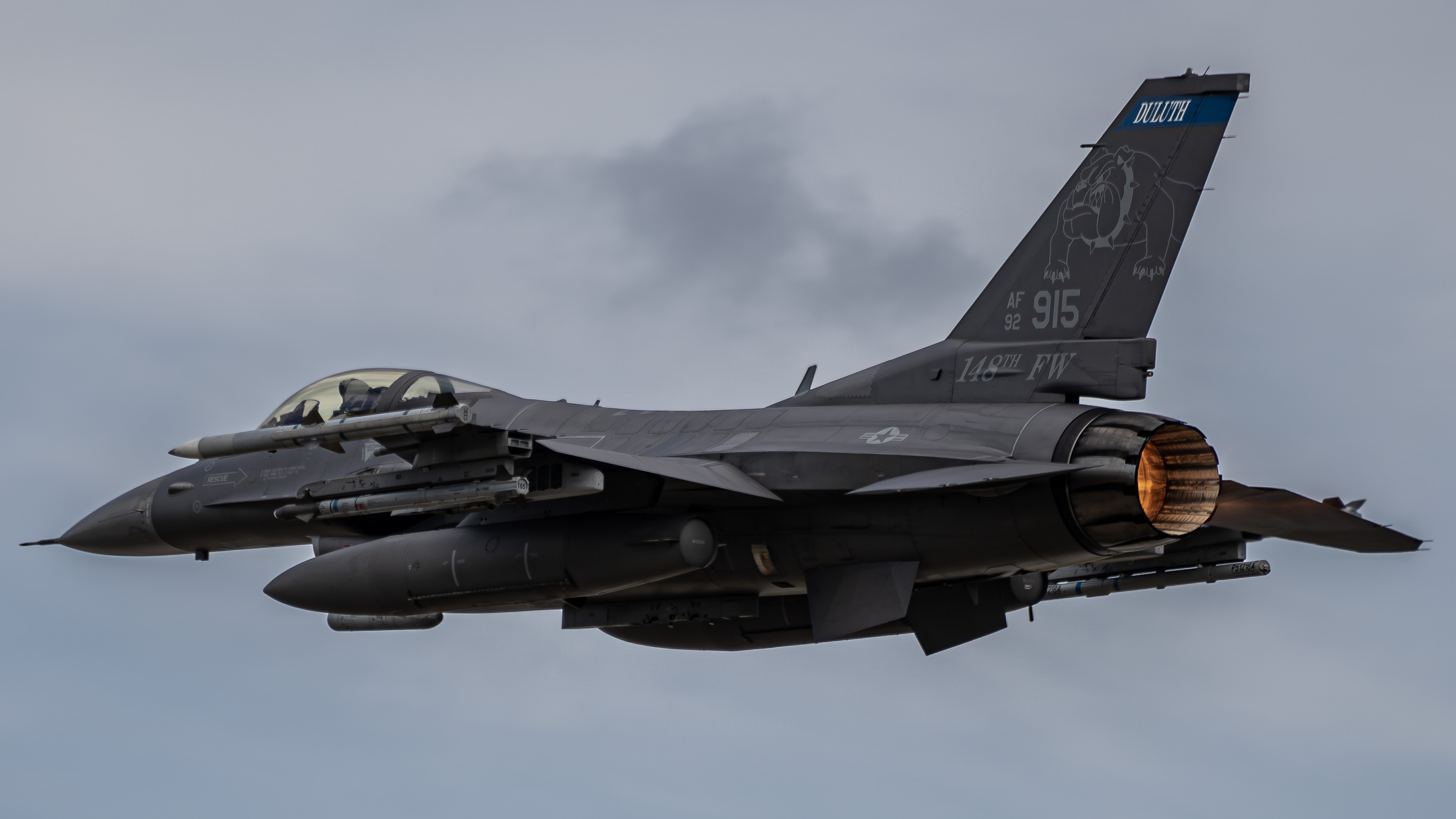 Full size: USAF - United States Air Force General Dynamics F-16 Fighting Falcon 92-3915 at Wittman Regional Airport