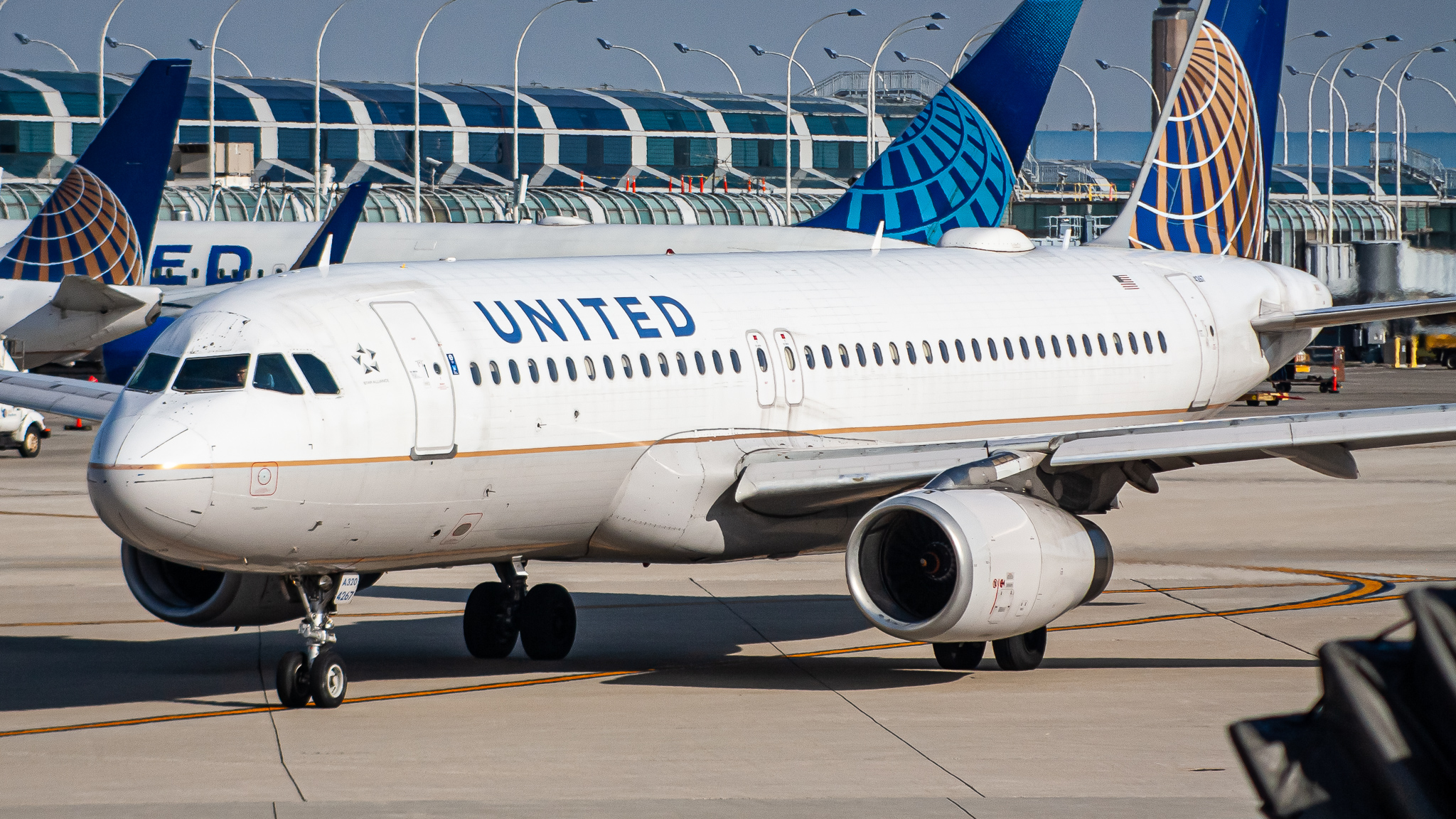 Full size: United Airlines Airbus A320 N467UA at Chicago O'Hare International Airport