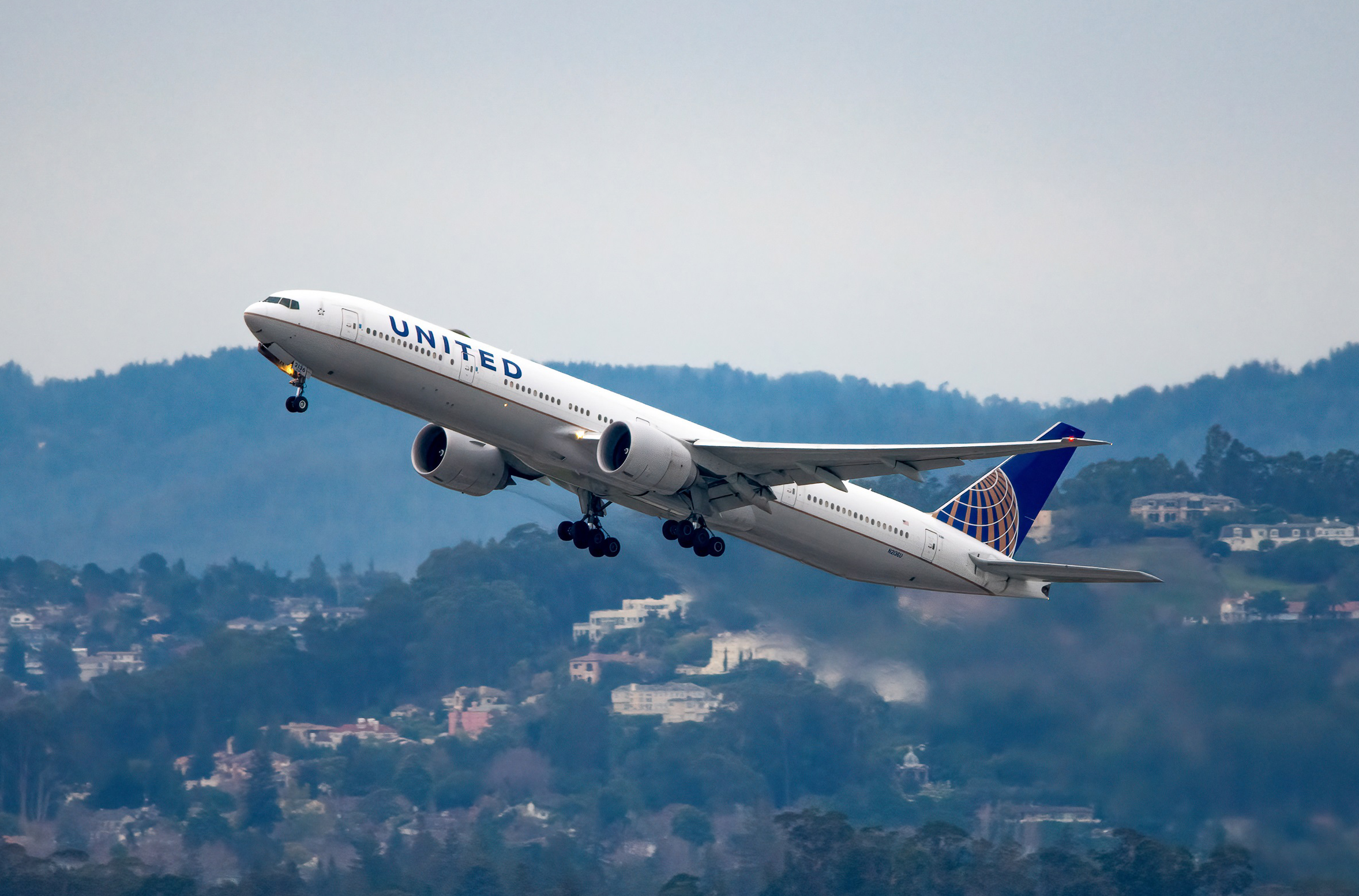 Full size: United Airlines Boeing 777-300ER N2136U at San Francisco International Airport