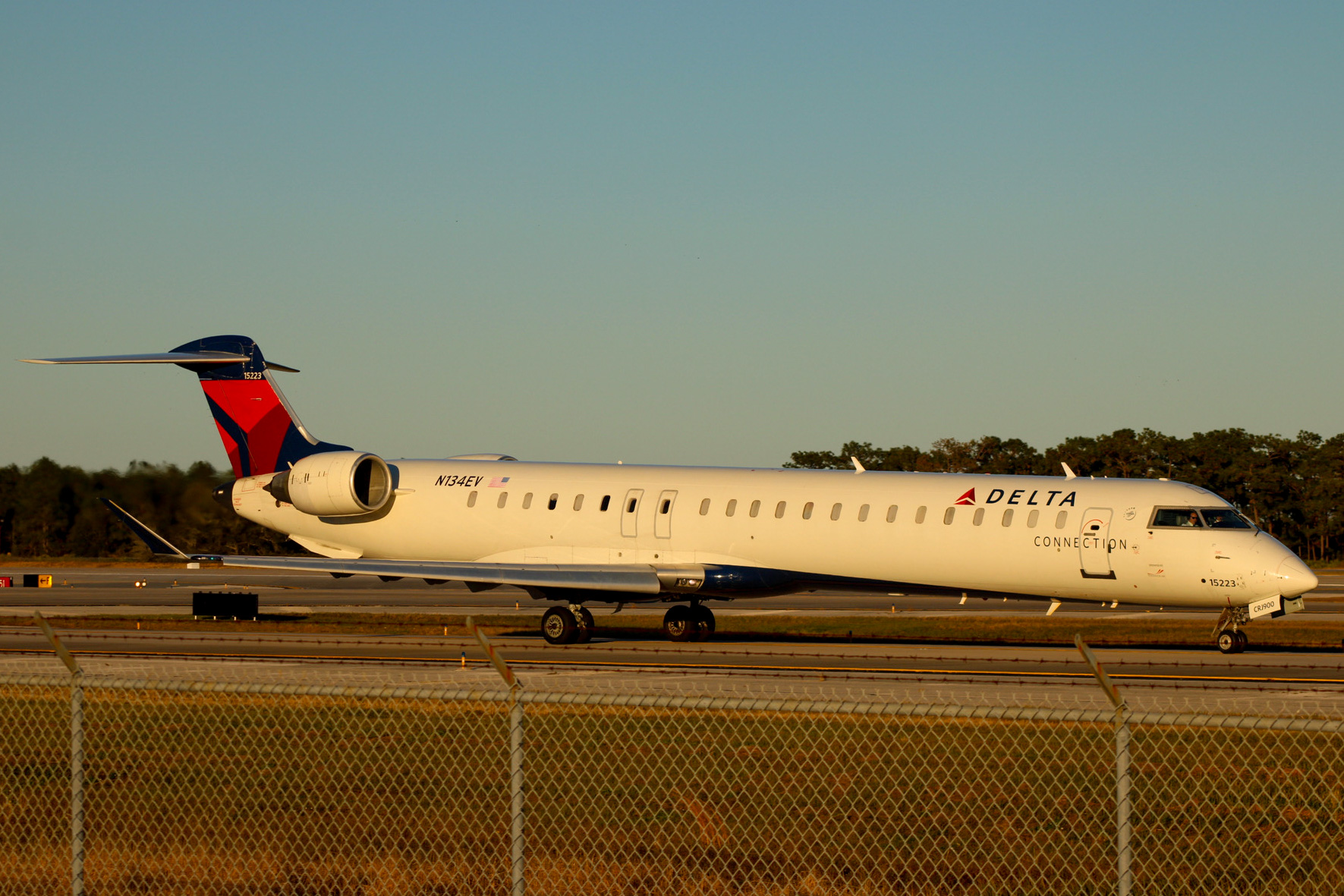 Full size: Delta Airlines Mitsubishi CRJ-900 N134EV at Orlando International Airport