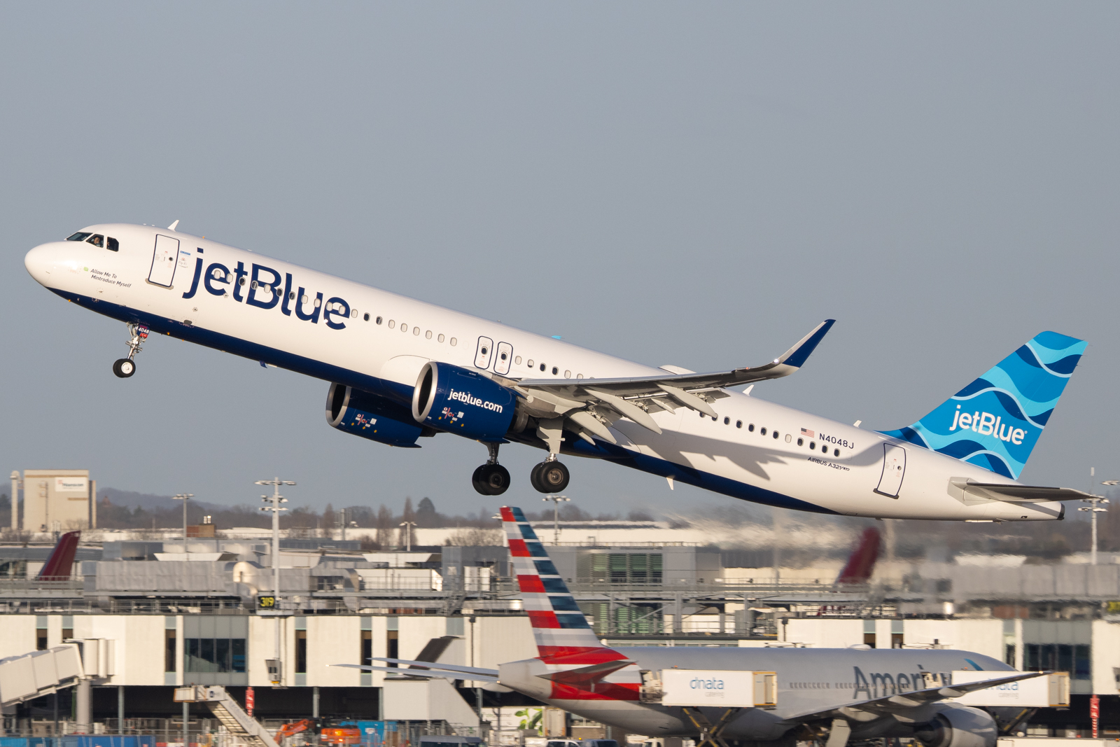 Full size: JetBlue Airways Airbus A321XLR N4048J at London Heathrow International Airport