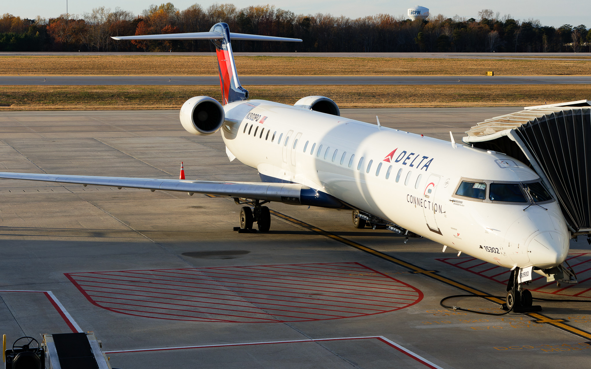 Full size: Delta Connection Mitsubishi CRJ-900 N302PQ at Greenville Spartanburg International Airport
