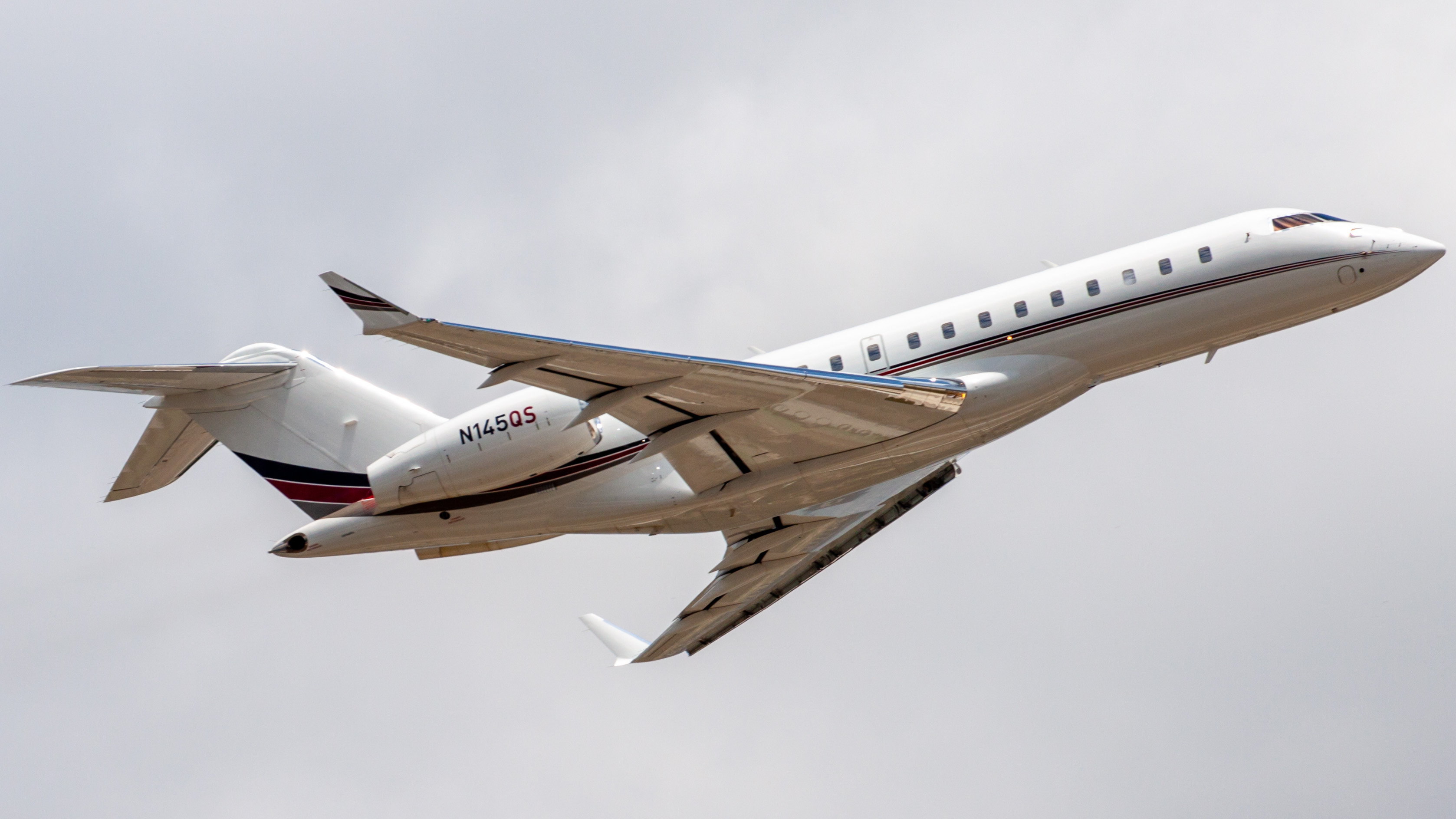 Full size: NetJets Bombardier Global 6000 N145QS at Houston-George Bush Intercontinental Airport