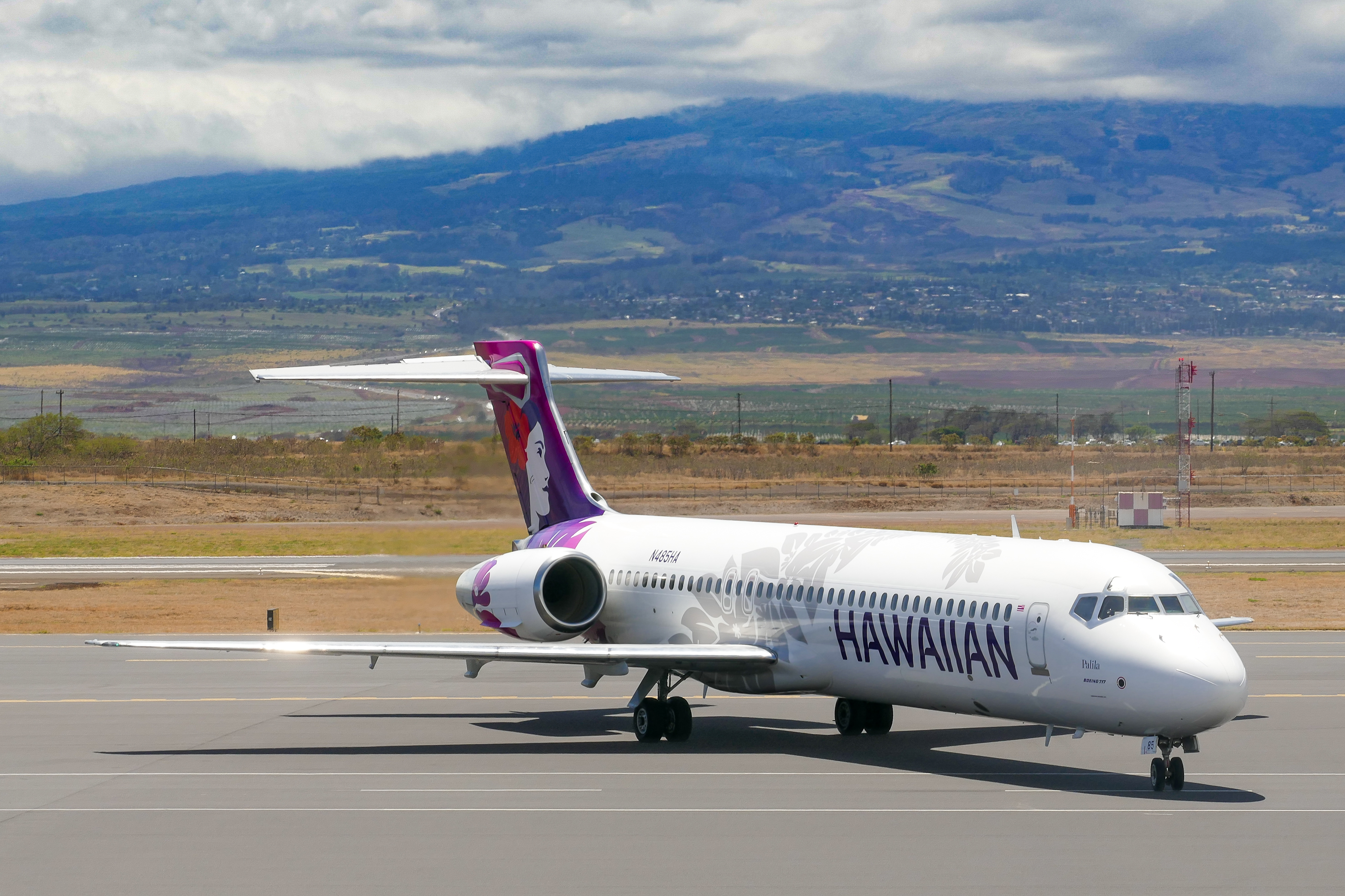 Full size: Hawaiian Airlines Boeing 717-200 N485HA at Kahului Airport