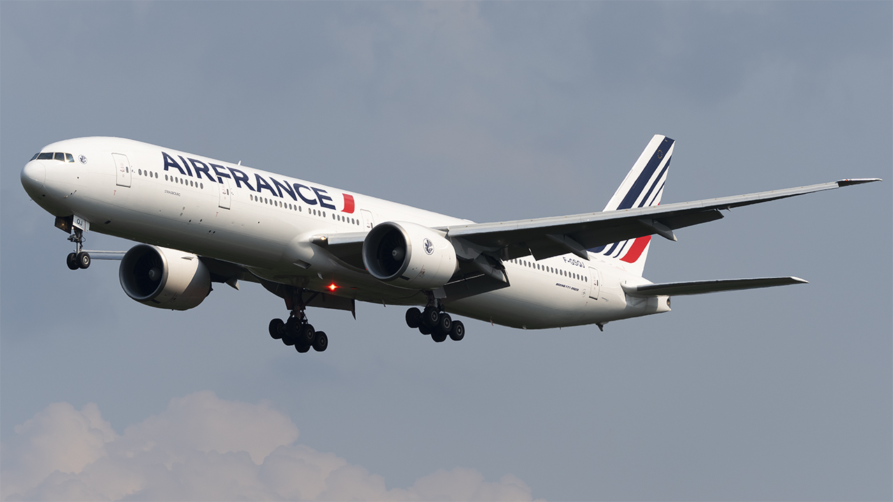 Full size: Air France Boeing 777-300ER F-GSQJ at Washington Dulles International Airport
