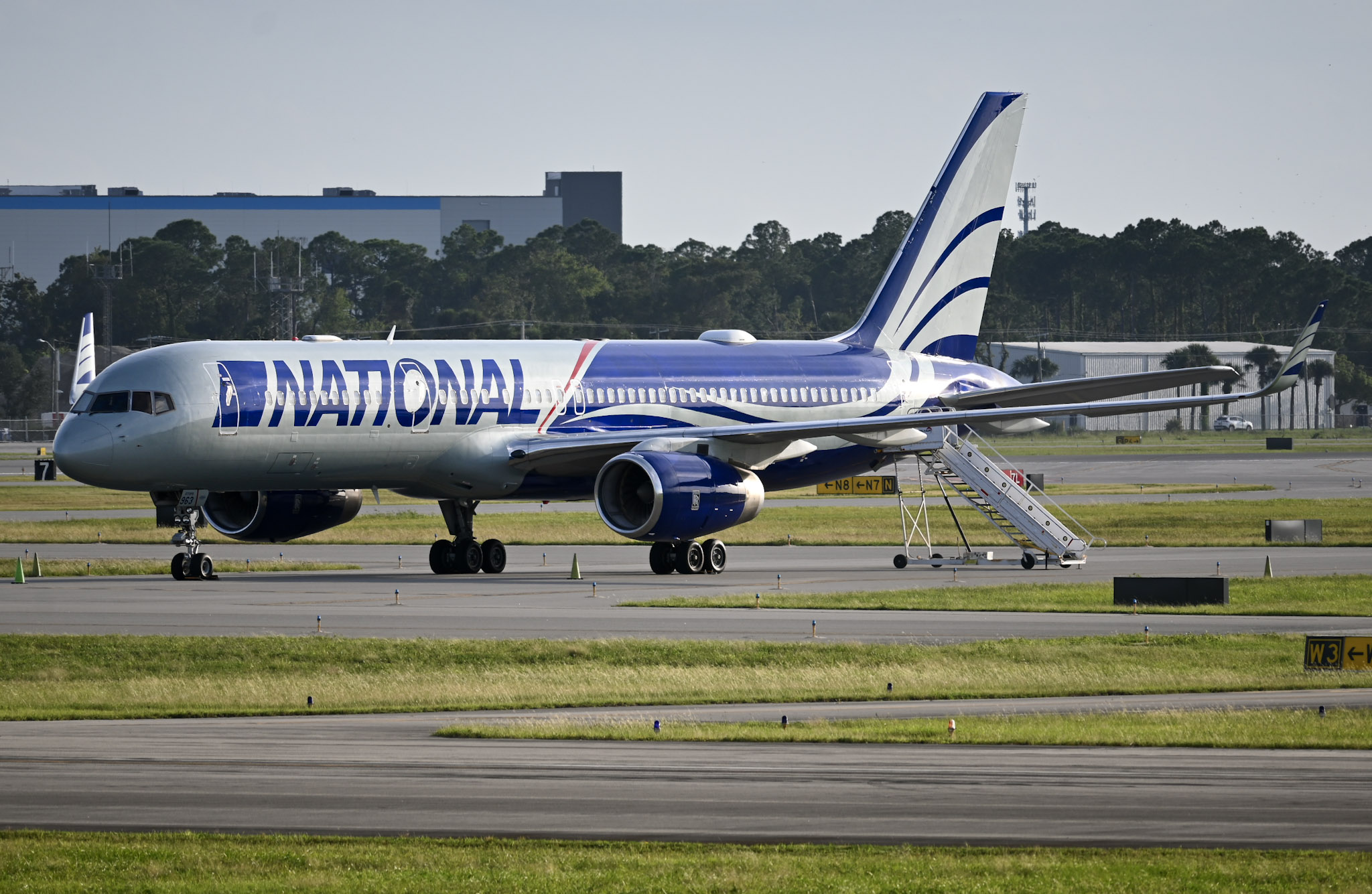 Full size: National Airlines Boeing 757-200 N963CA at Daytona Beach International Airport