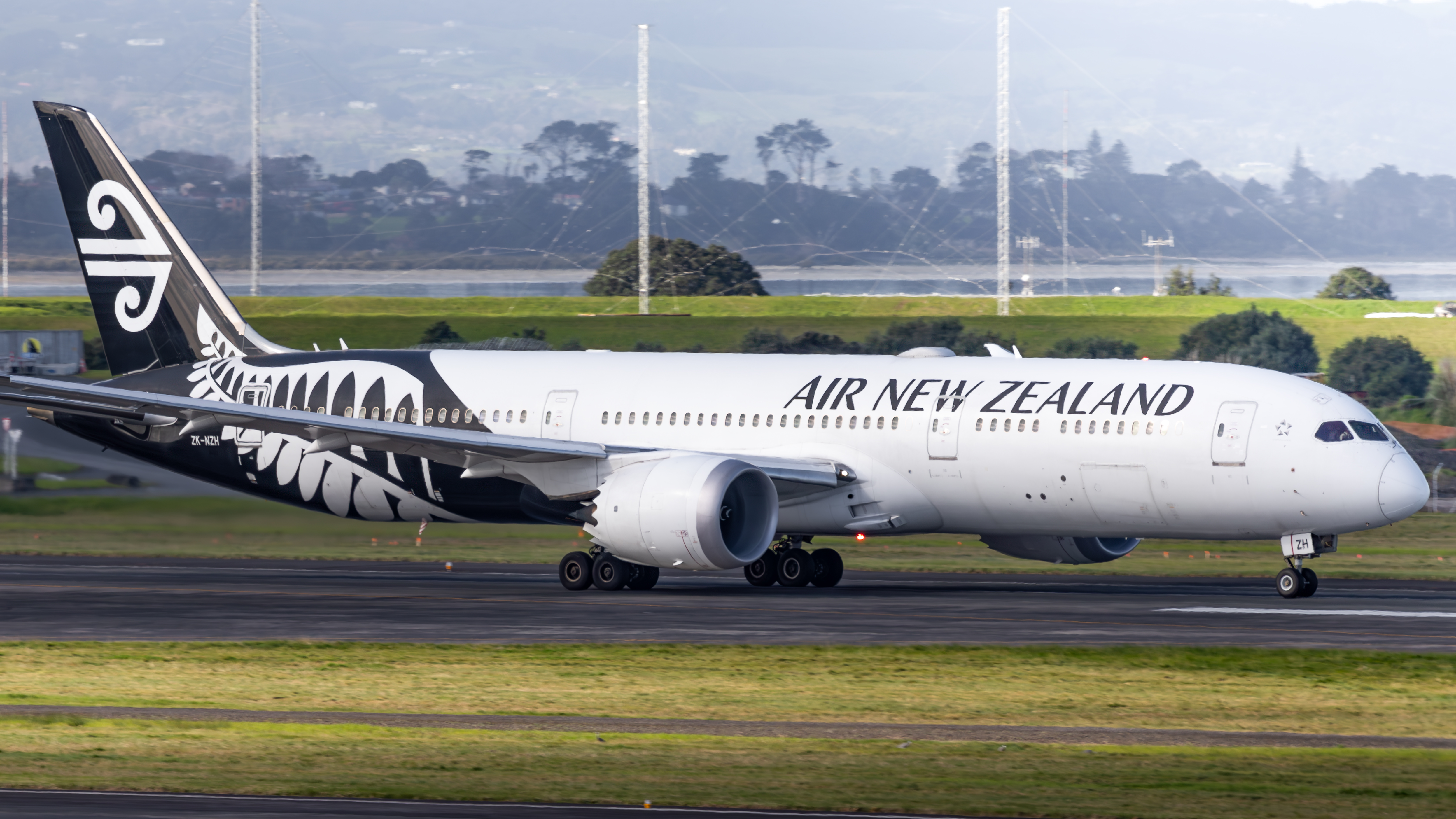 Full size: Air New Zealand Boeing 787-9 ZK-NZH at Auckland International Airport
