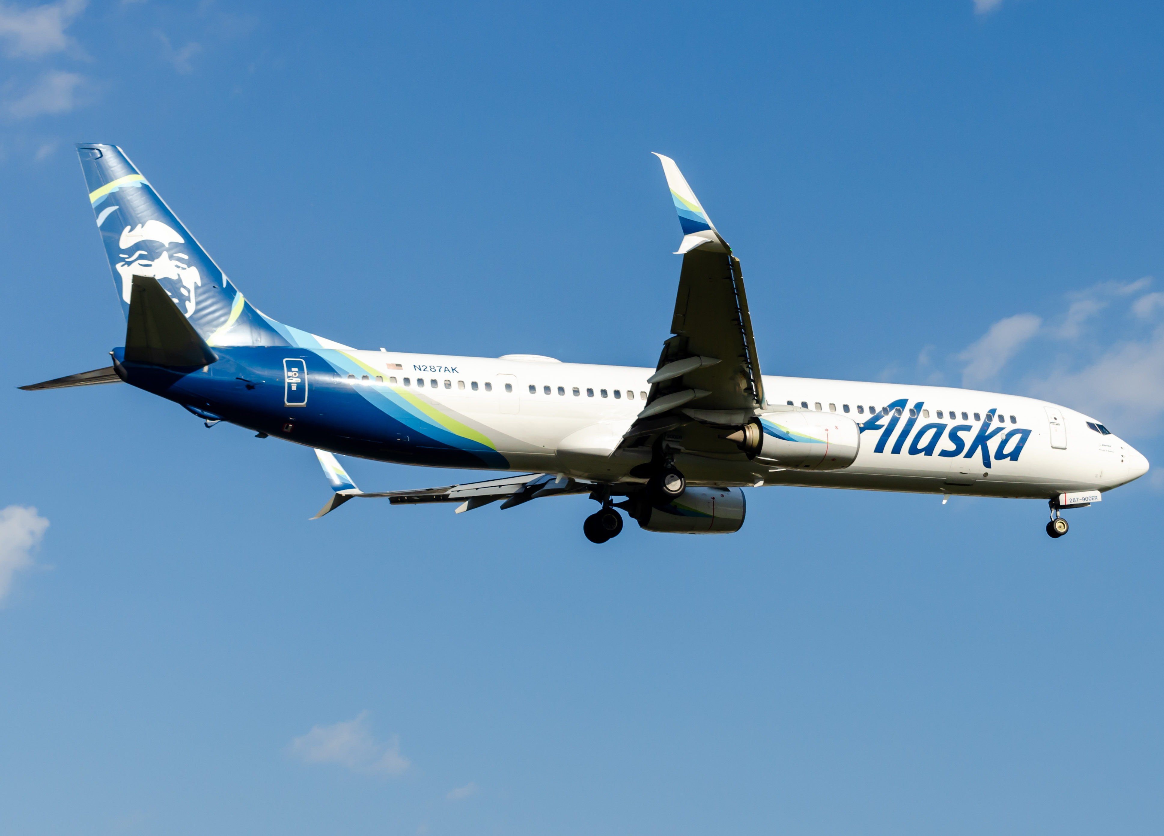 Full size: Alaska Airlines Boeing 737-900ER N287AK at Newark Liberty International Airport