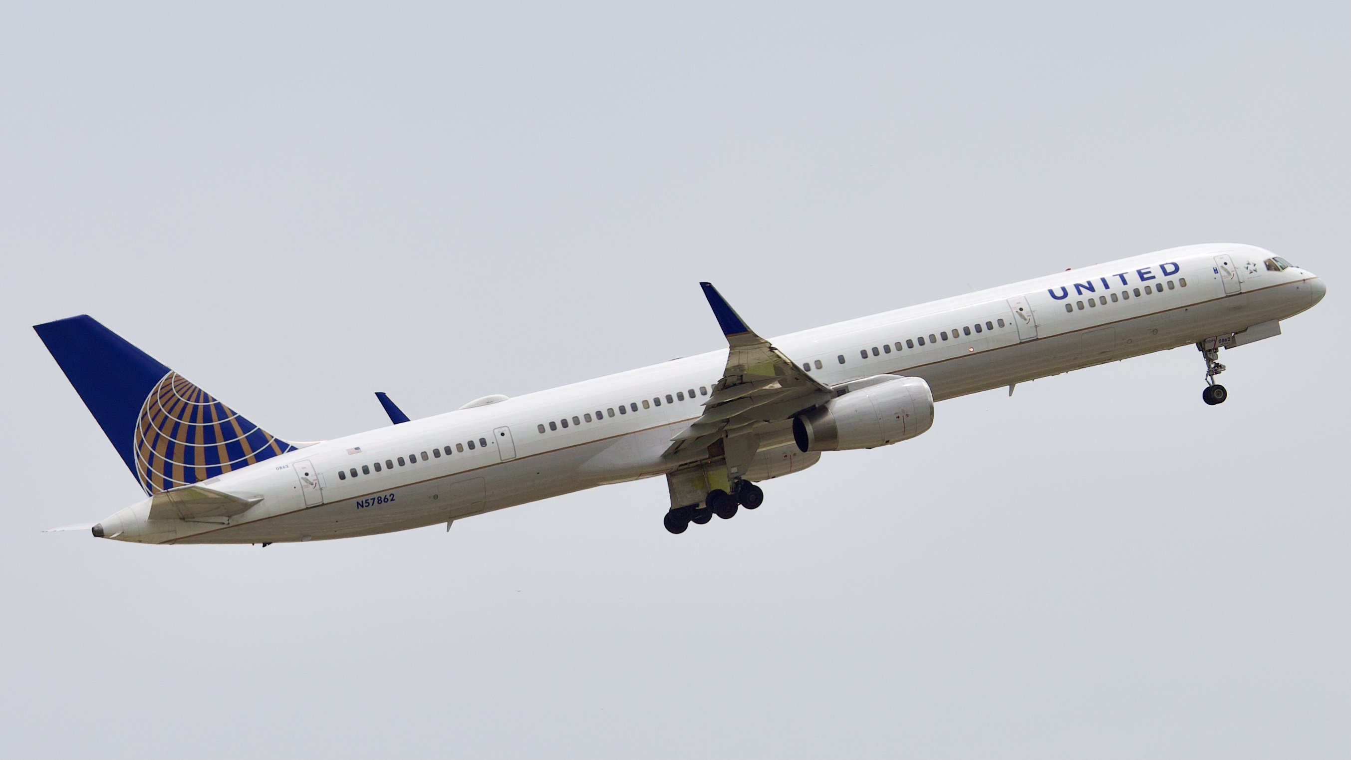 Full size: United Airlines Boeing 757-300 N57862 at Houston-George Bush Intercontinental Airport