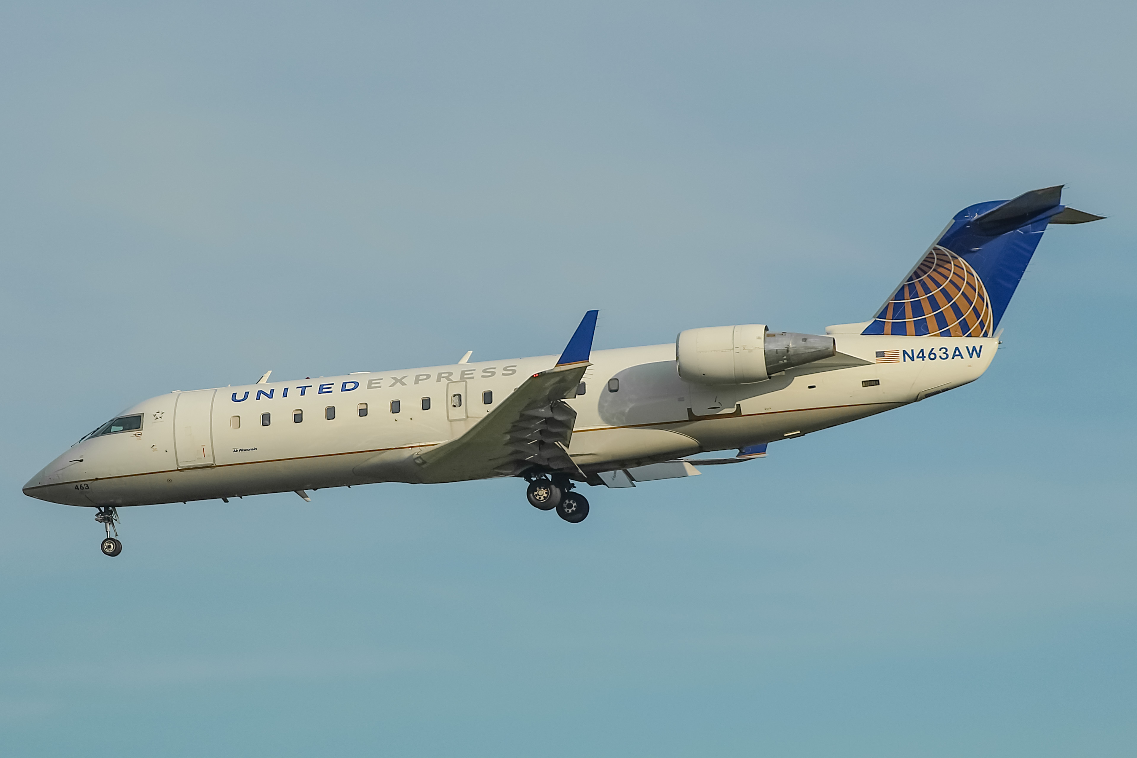 Full size: United Express Mitsubishi CRJ-200 N463AW at General Mitchell International Airport