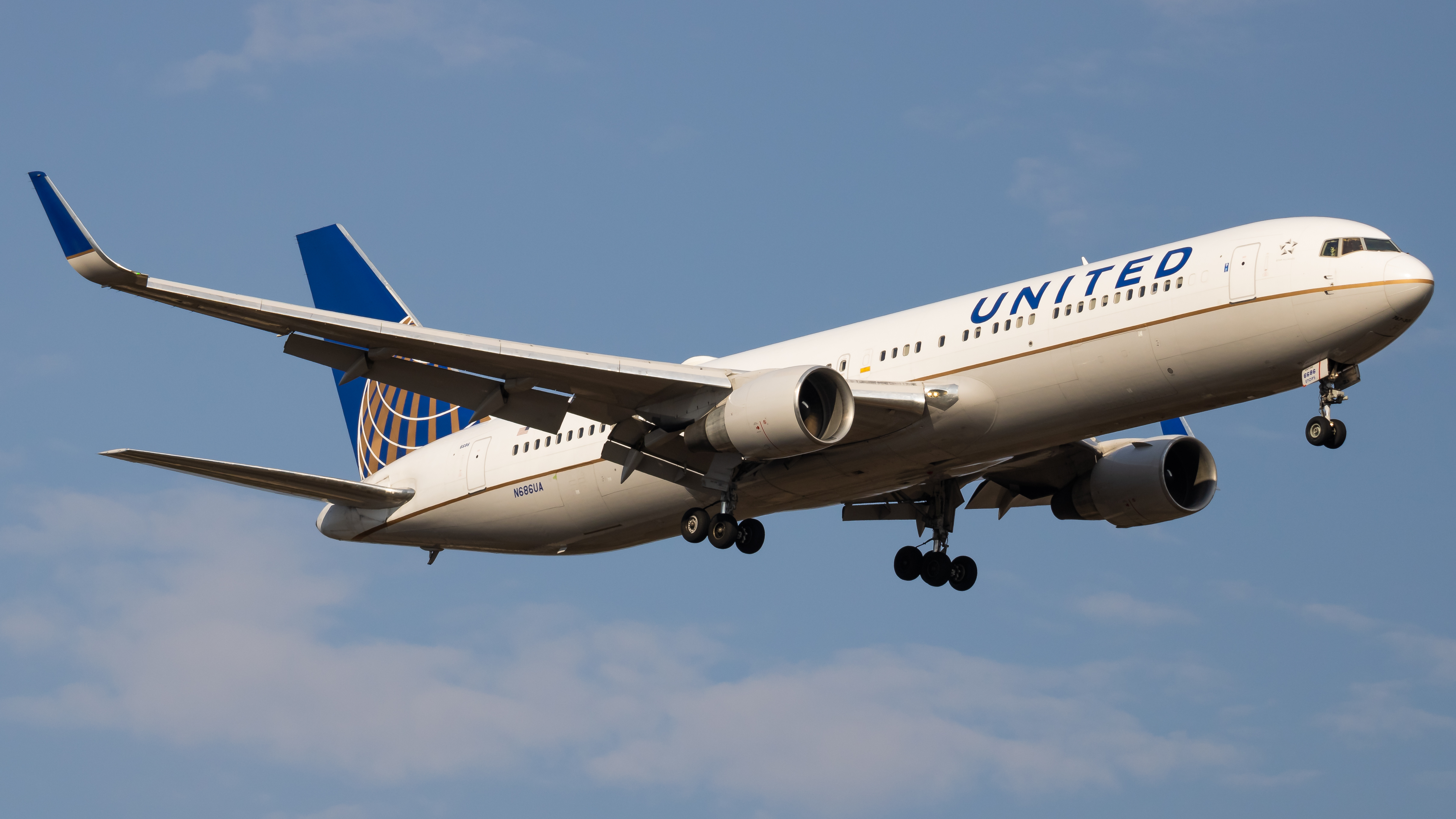 Full size: United Airlines Boeing 767-300ER N686UA at Washington Dulles International Airport