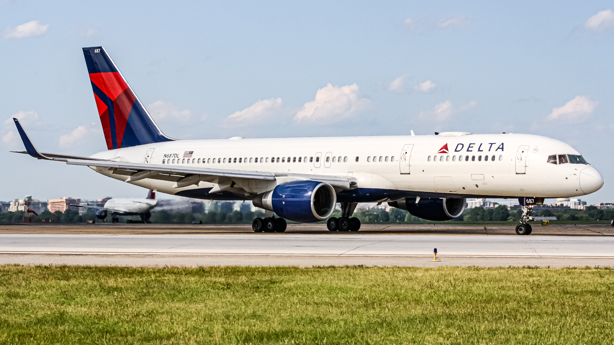 Full size: Delta Airlines Boeing 757-200 N687DL at Ronald Reagan National Airport