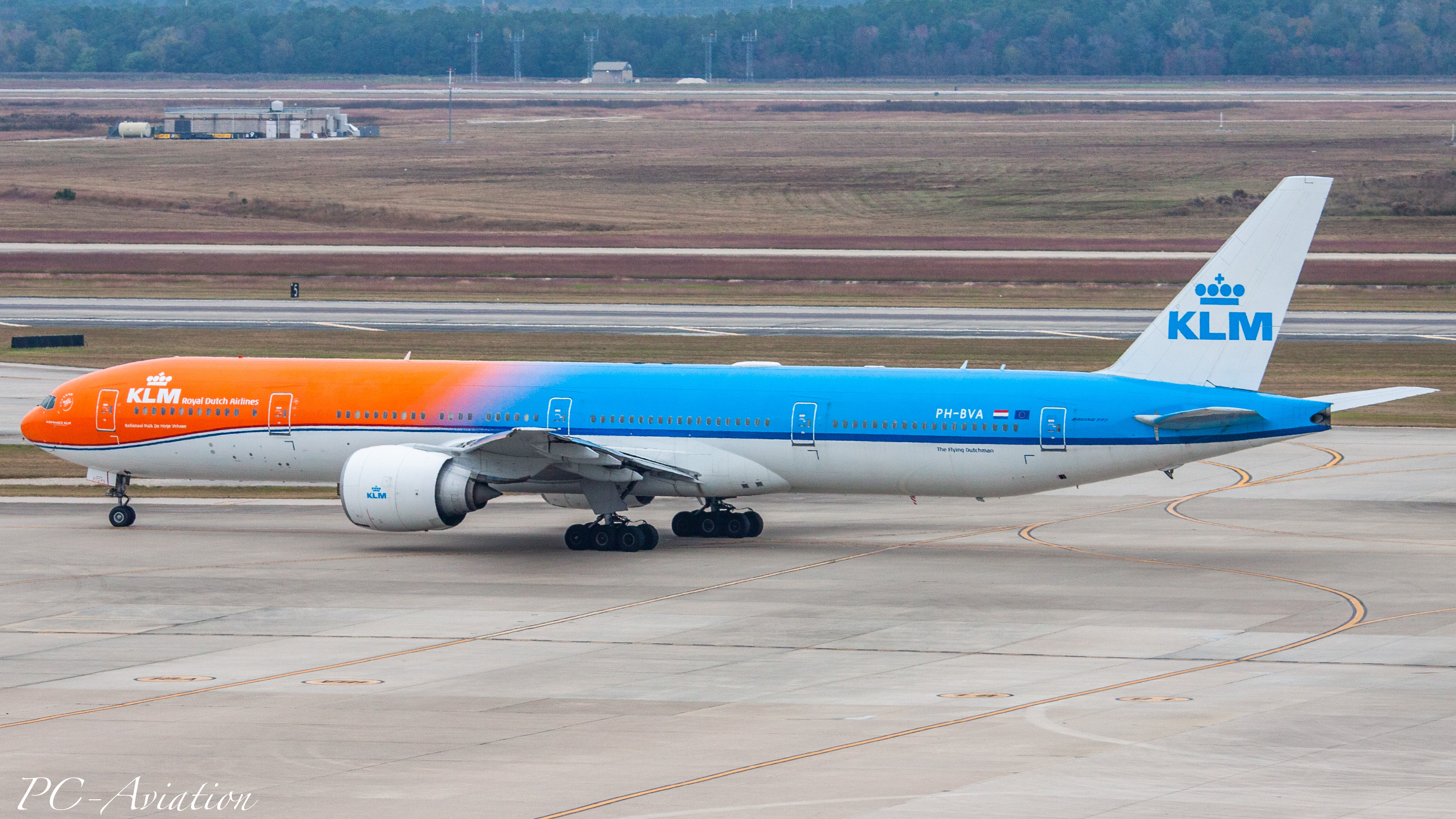 Full size: KLM Boeing 777-300ER PH-BVA at Houston-George Bush Intercontinental Airport
