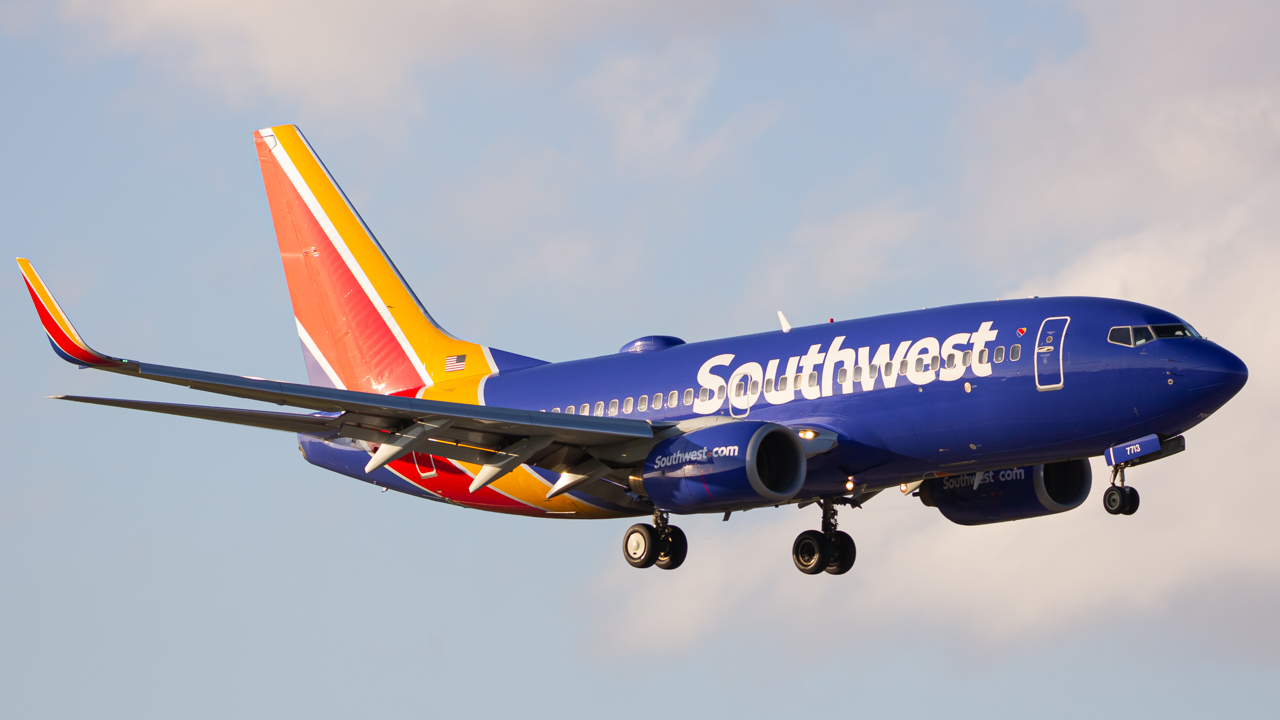 Full size: Southwest Airlines Boeing 737-700 N7713A at Miami International Airport