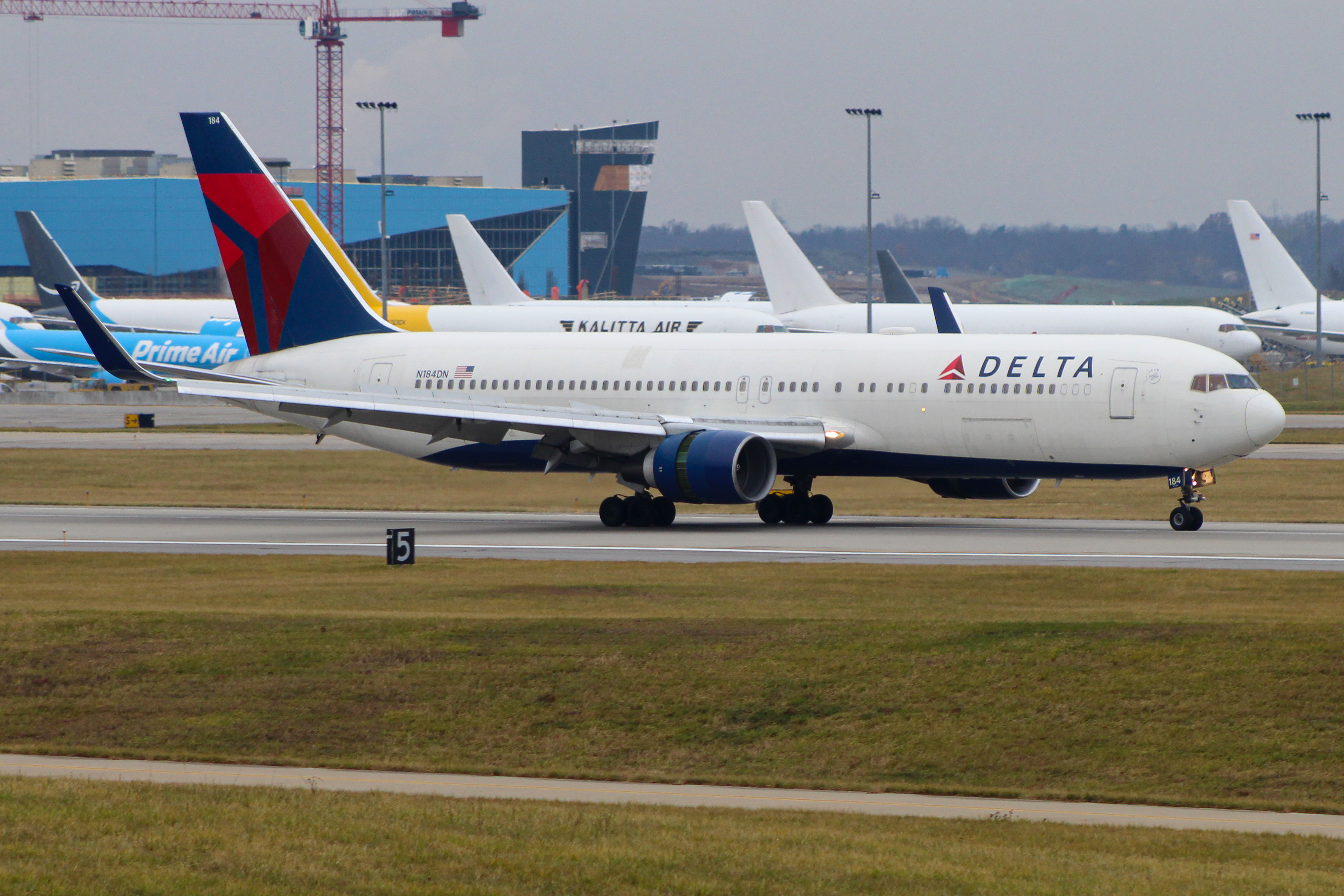 Full size: Delta Airlines Boeing 767-300ER N184DN at Cincinnati/Northern Kentucky International Airport