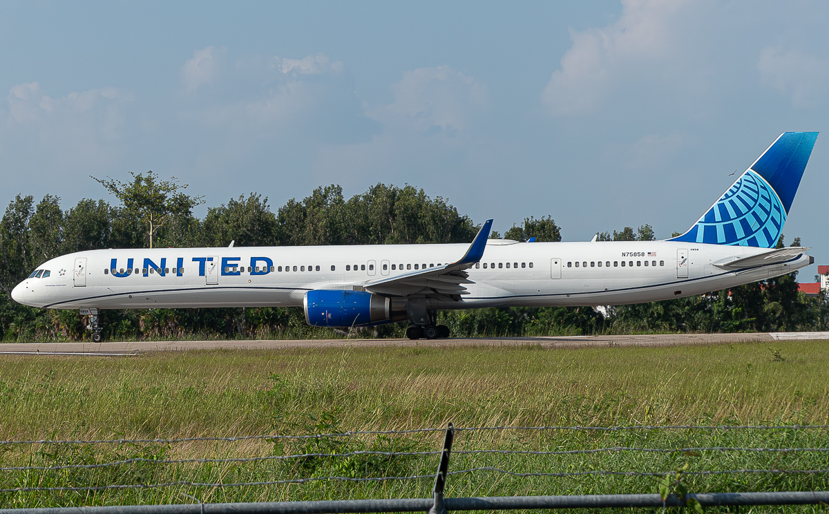 Full size: United Airlines Boeing 757-300 N75858 at Belize City Philip S. W. Goldson International Airport
