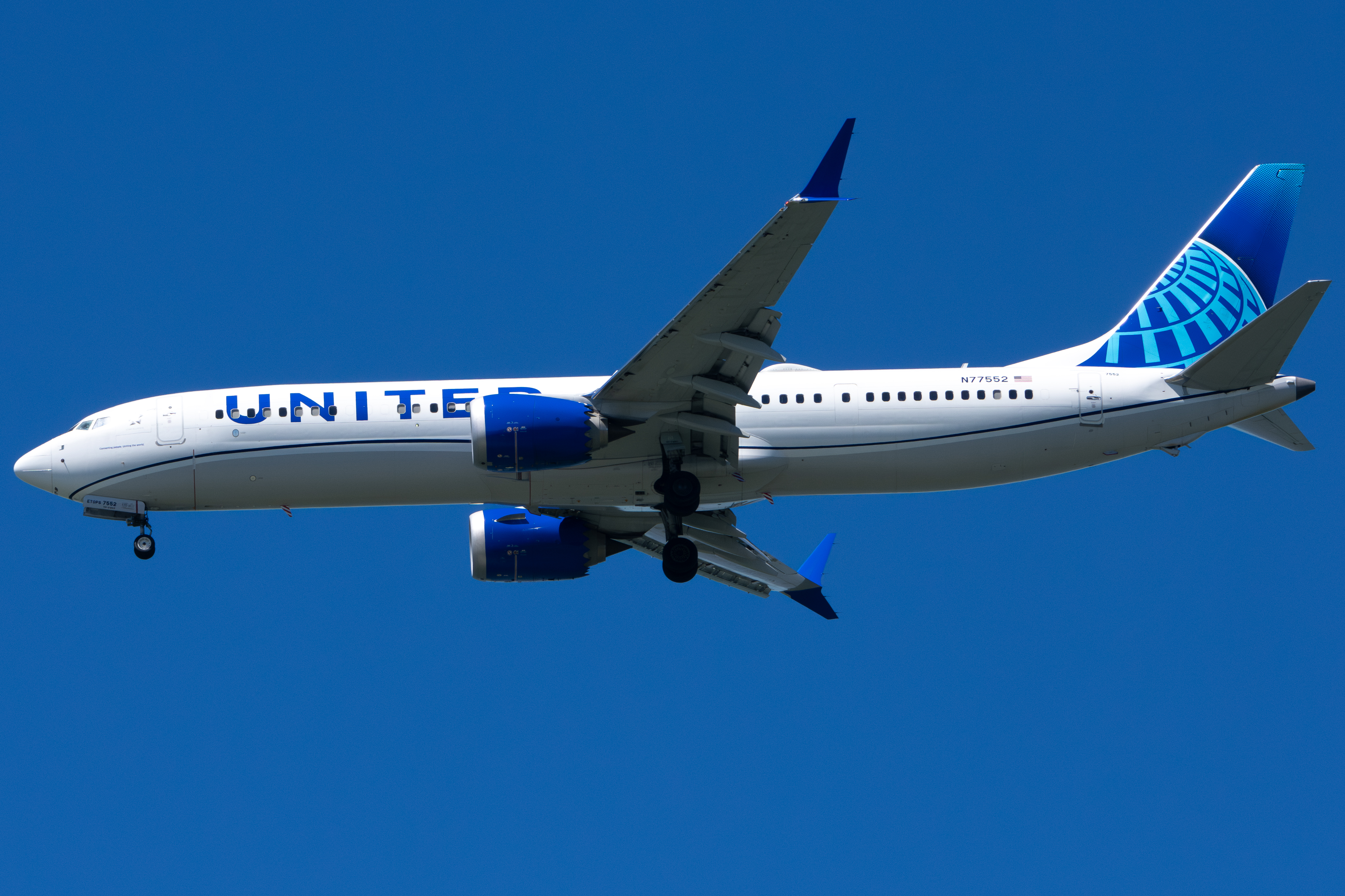 Full size: United Airlines Boeing 737 MAX 9 N77552 at San Francisco International Airport