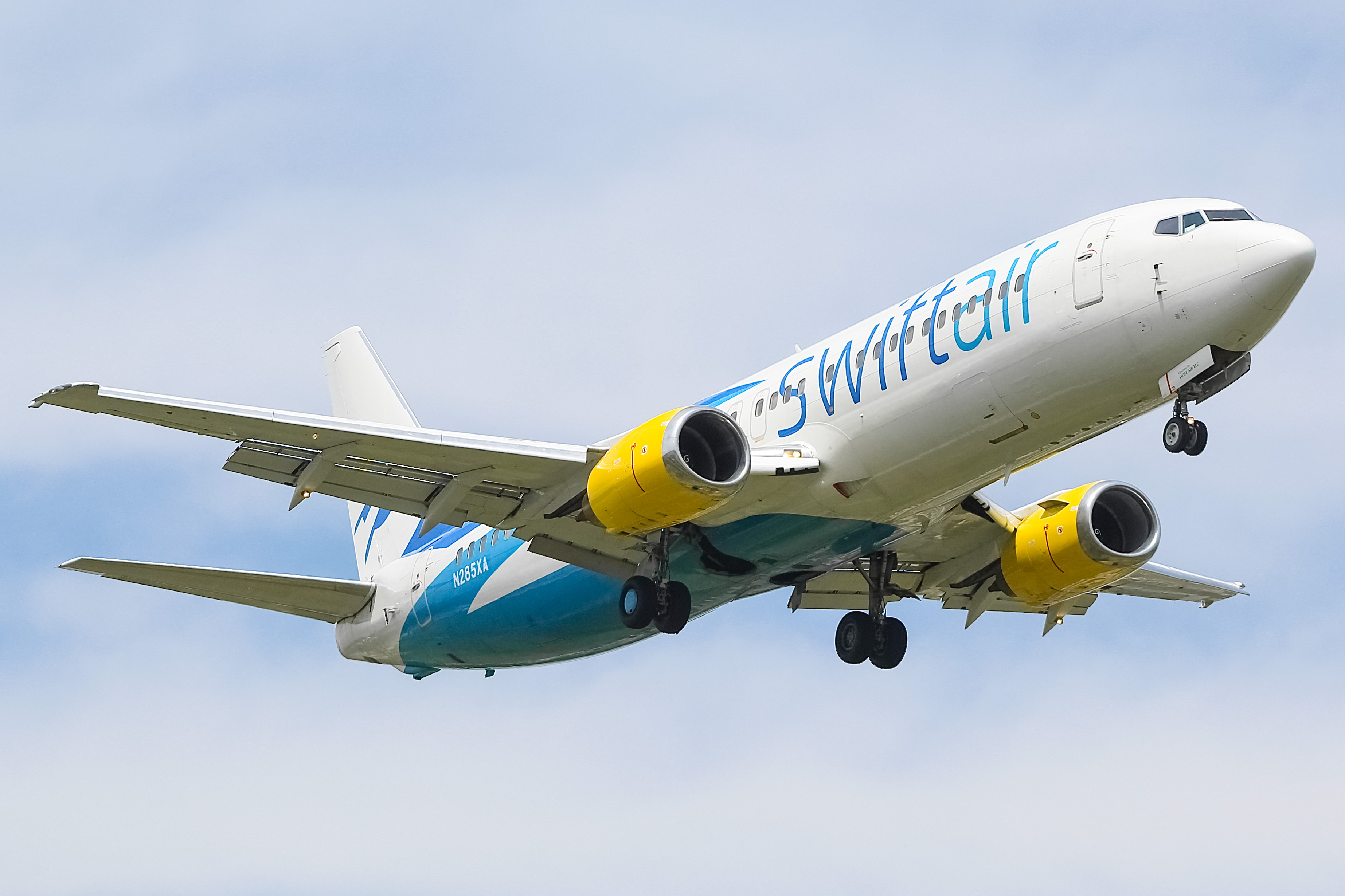 Full size: Swift Air Boeing 737-400 N285XA at General Mitchell International Airport