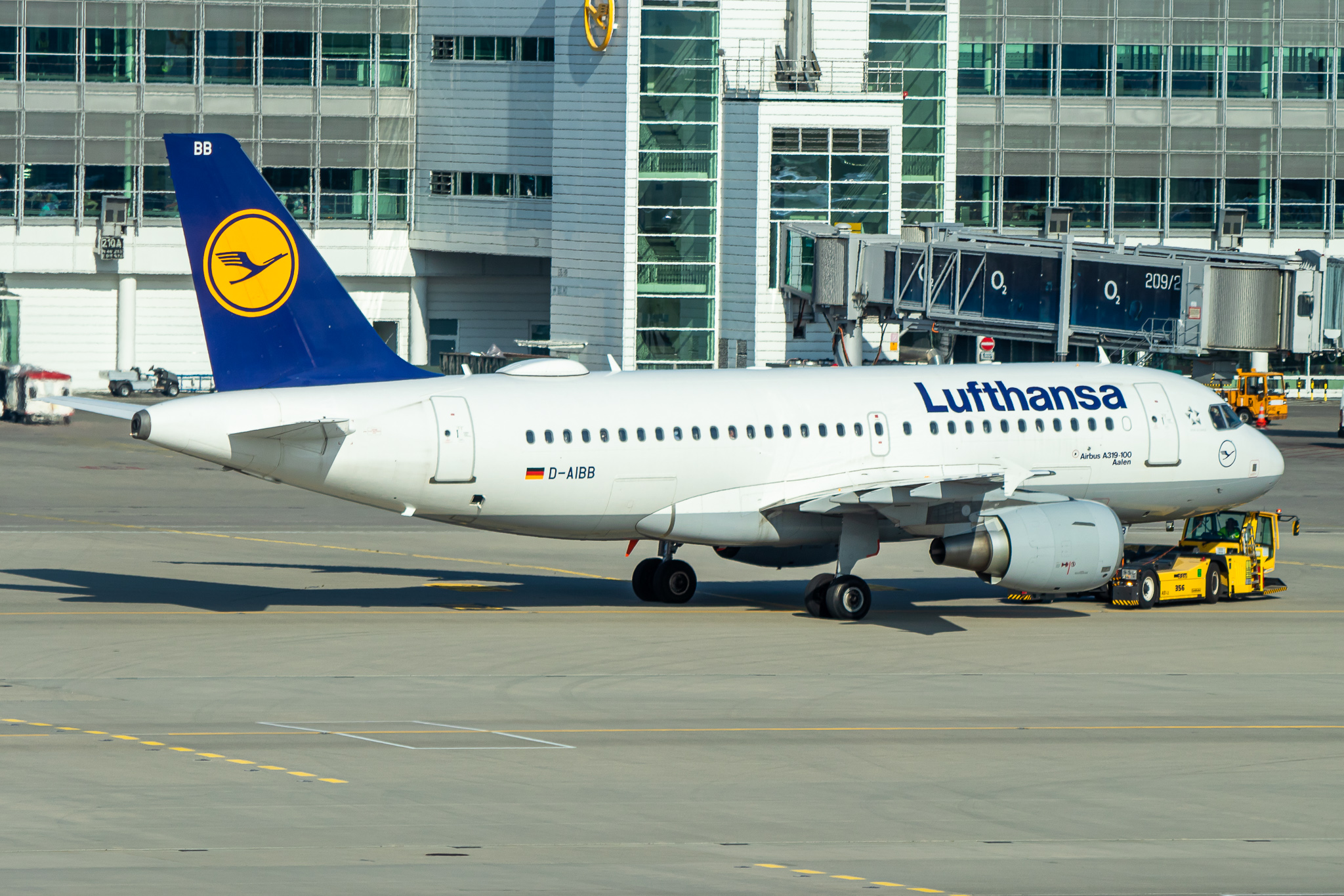 Full size: Lufthansa Airbus A319 D-AIBB at Munich International Airport
