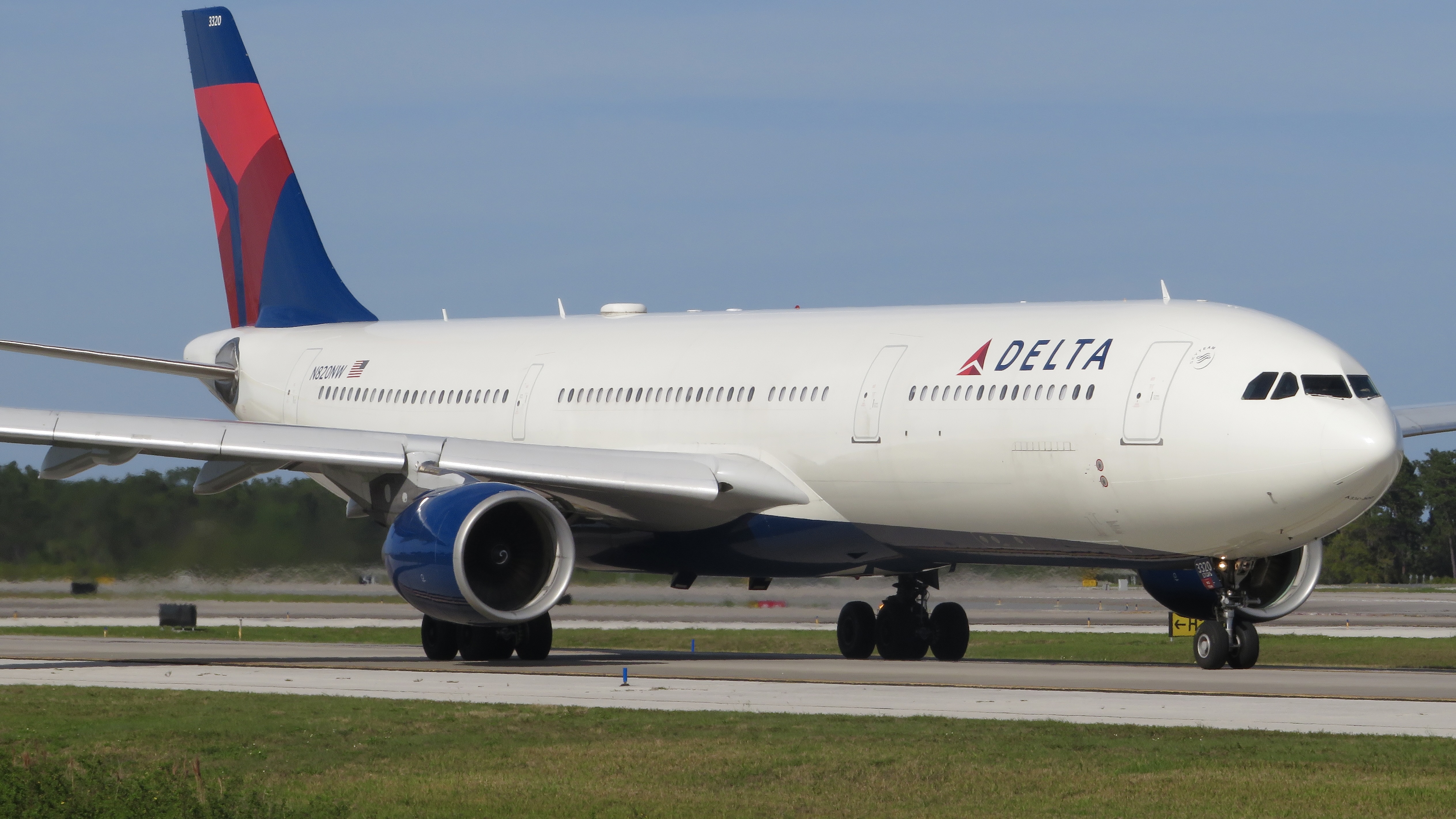Full size: Delta Airlines Airbus A330-300 N820NW at Orlando International Airport