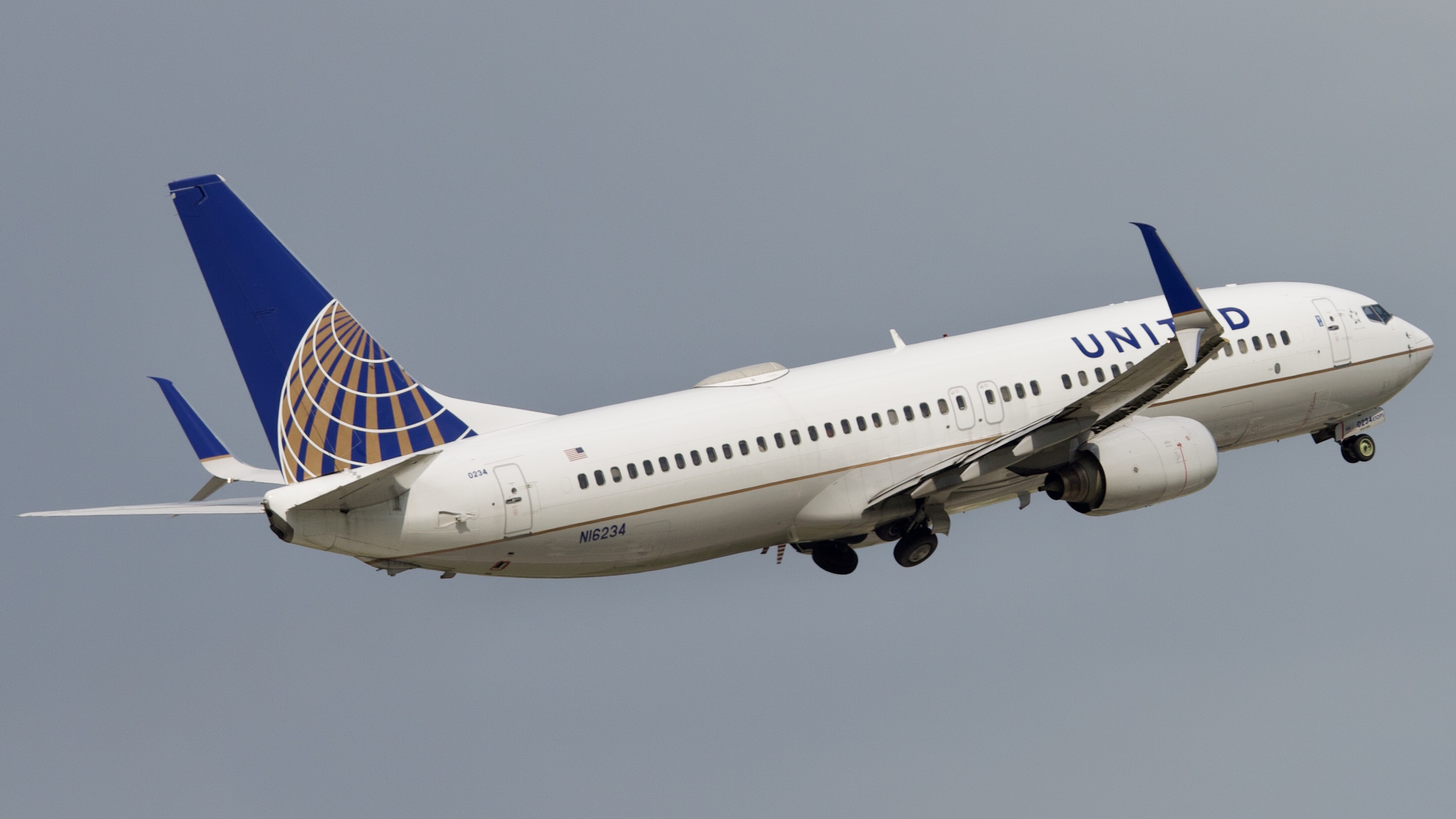 Full size: United Airlines Boeing 737-800 N16234 at Houston-George Bush Intercontinental Airport