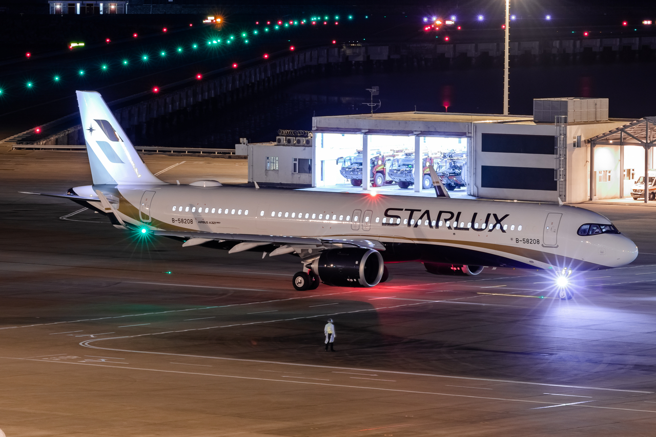 Full size: Starlux Airlines Airbus A321NEO B-58208 at Macau International Airport