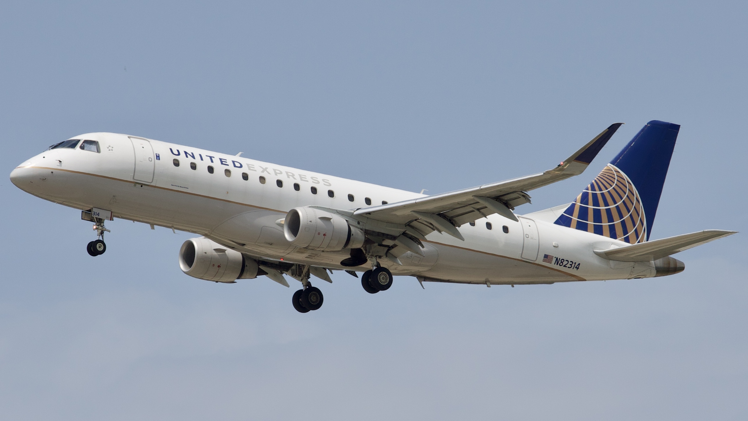 Full size: United Express Embraer E175 N82314 at Houston-George Bush Intercontinental Airport