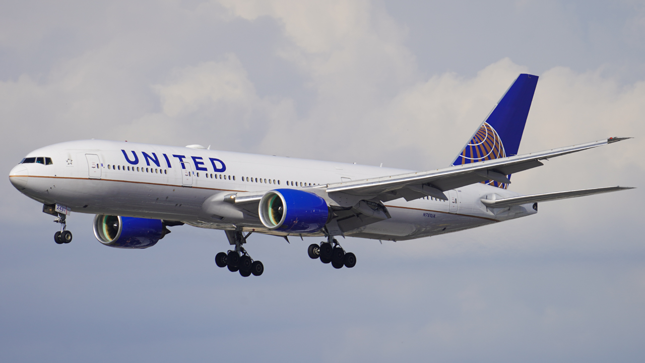 Full size: United Airlines Boeing 777-200ER N781UA at Los Angeles International Airport