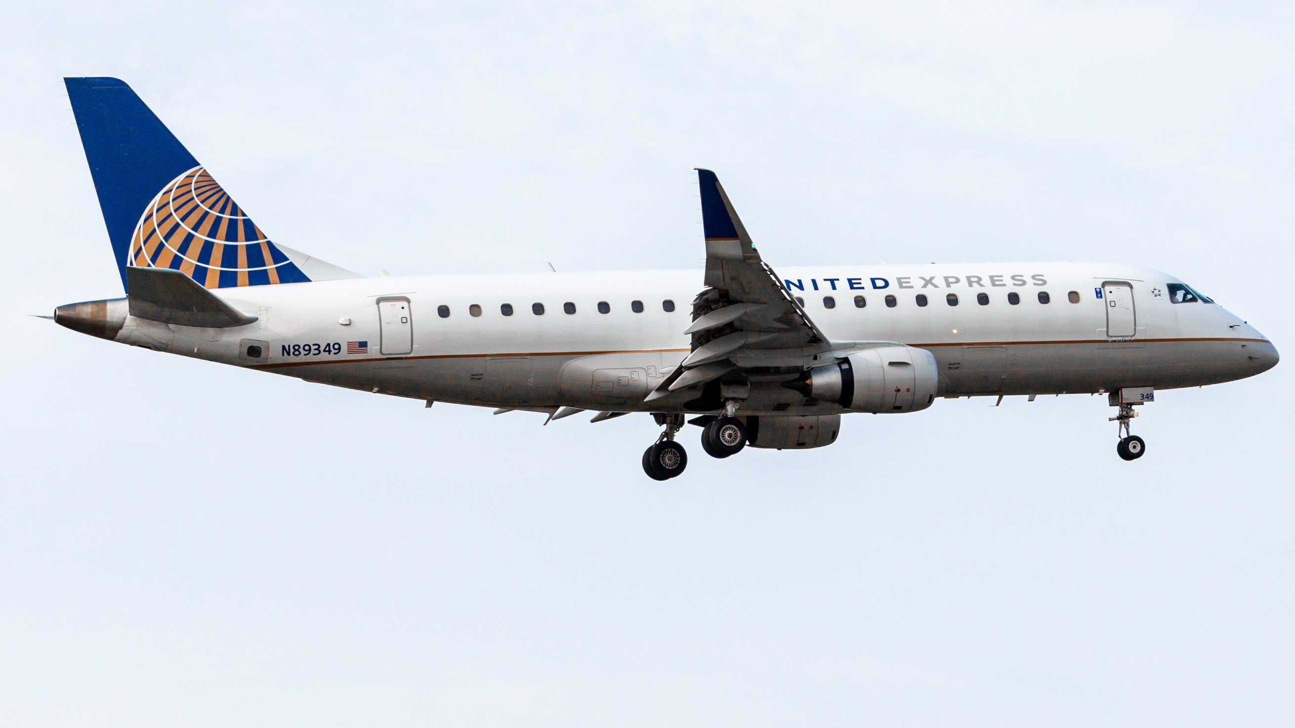 Full size: United Express Embraer E175 N89349 at Houston-George Bush Intercontinental Airport