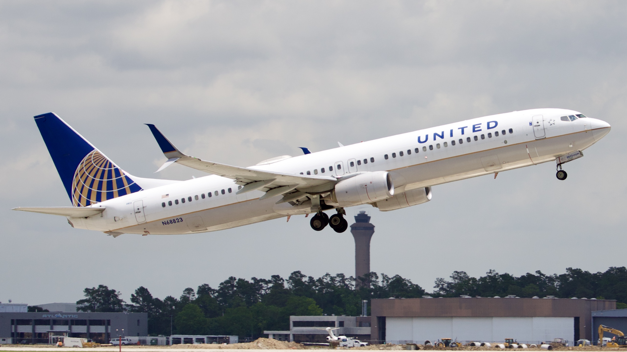 Full size: United Express Boeing 737-900ER N68823 at Houston-George Bush Intercontinental Airport