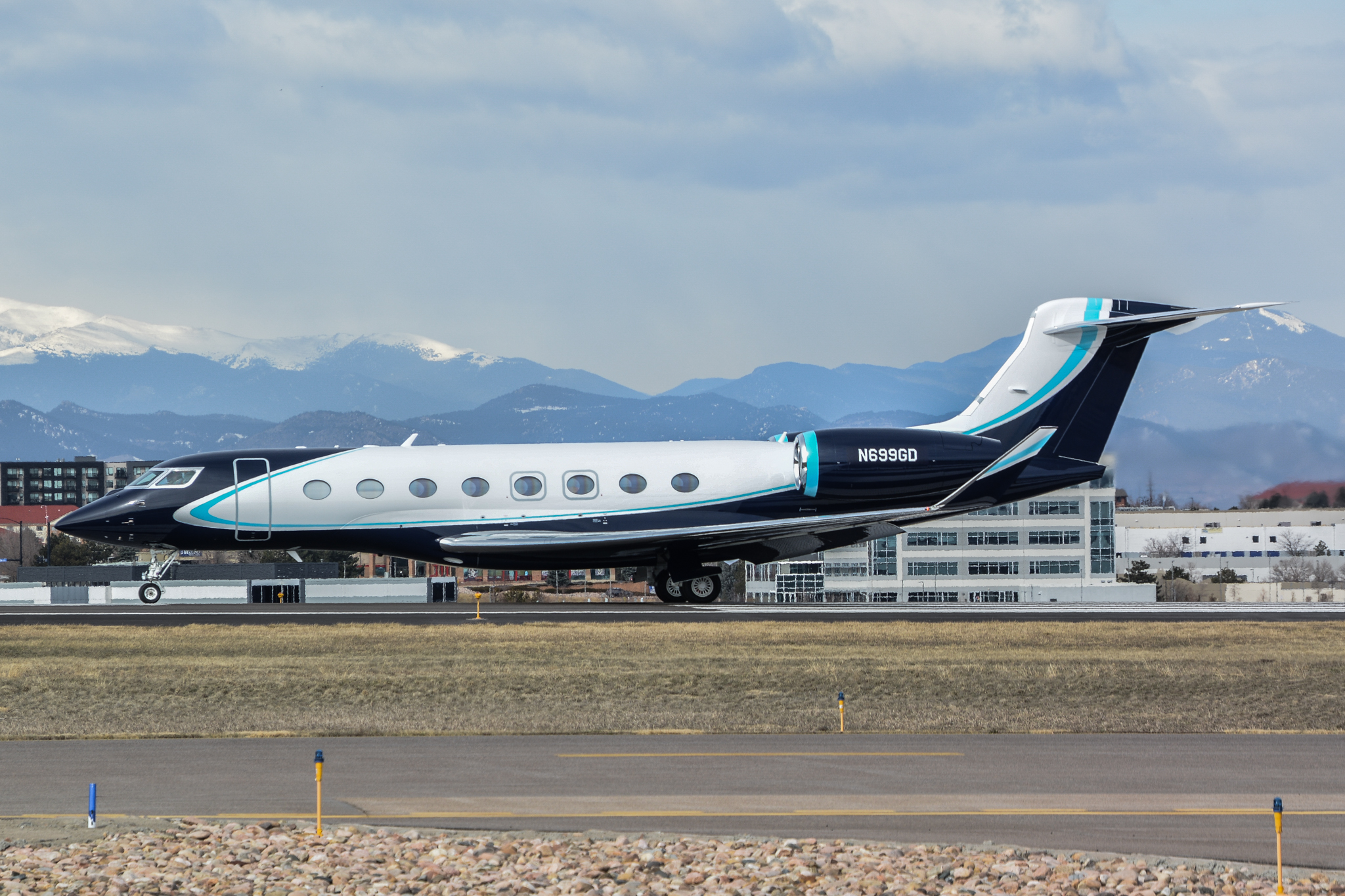 Full size: PRIVATE Gulfstream G650 N699GD at Centennial Airport