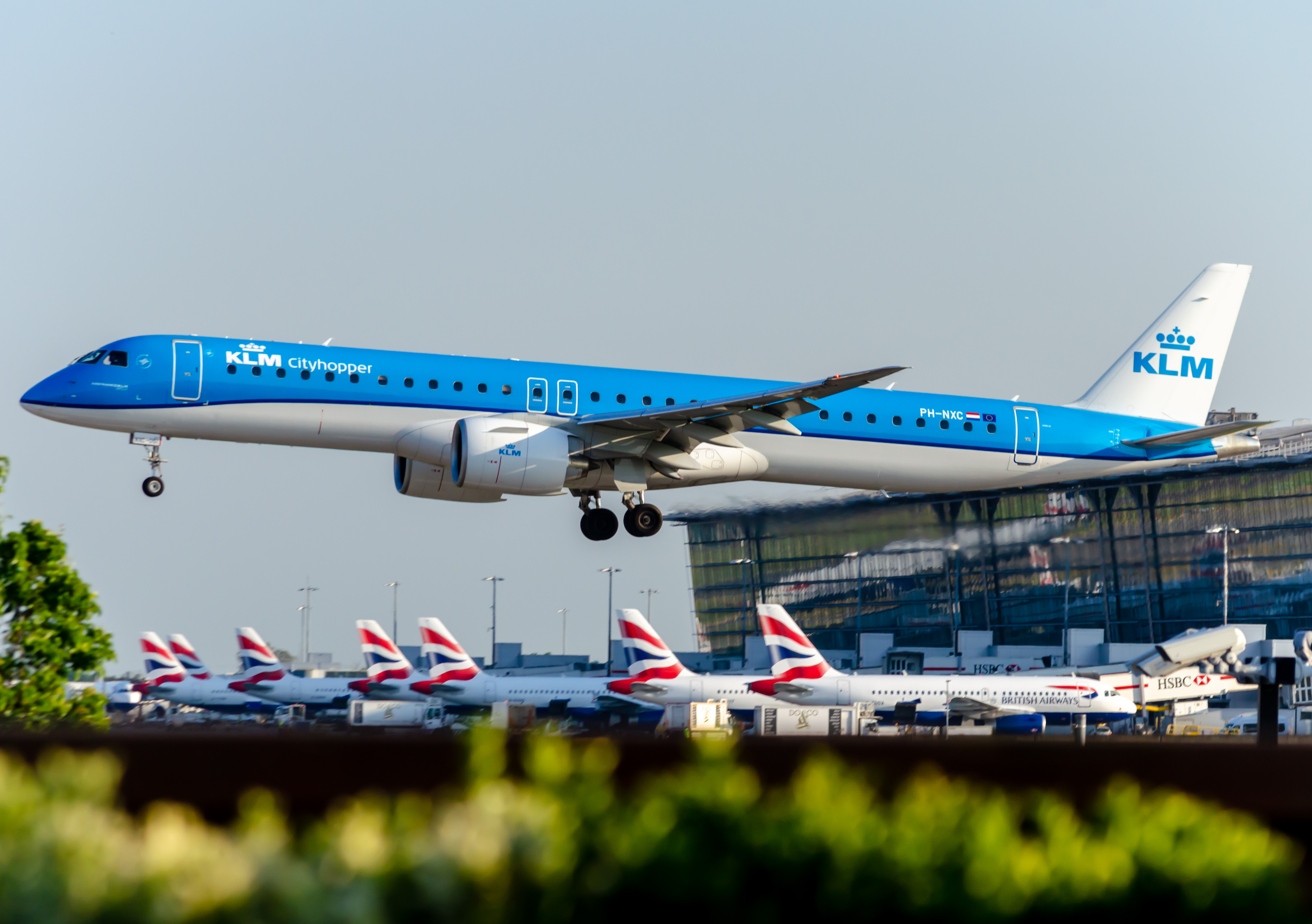 Full size: KLM CityHopper Embraer E195 PHNXC  at London Heathrow International Airport