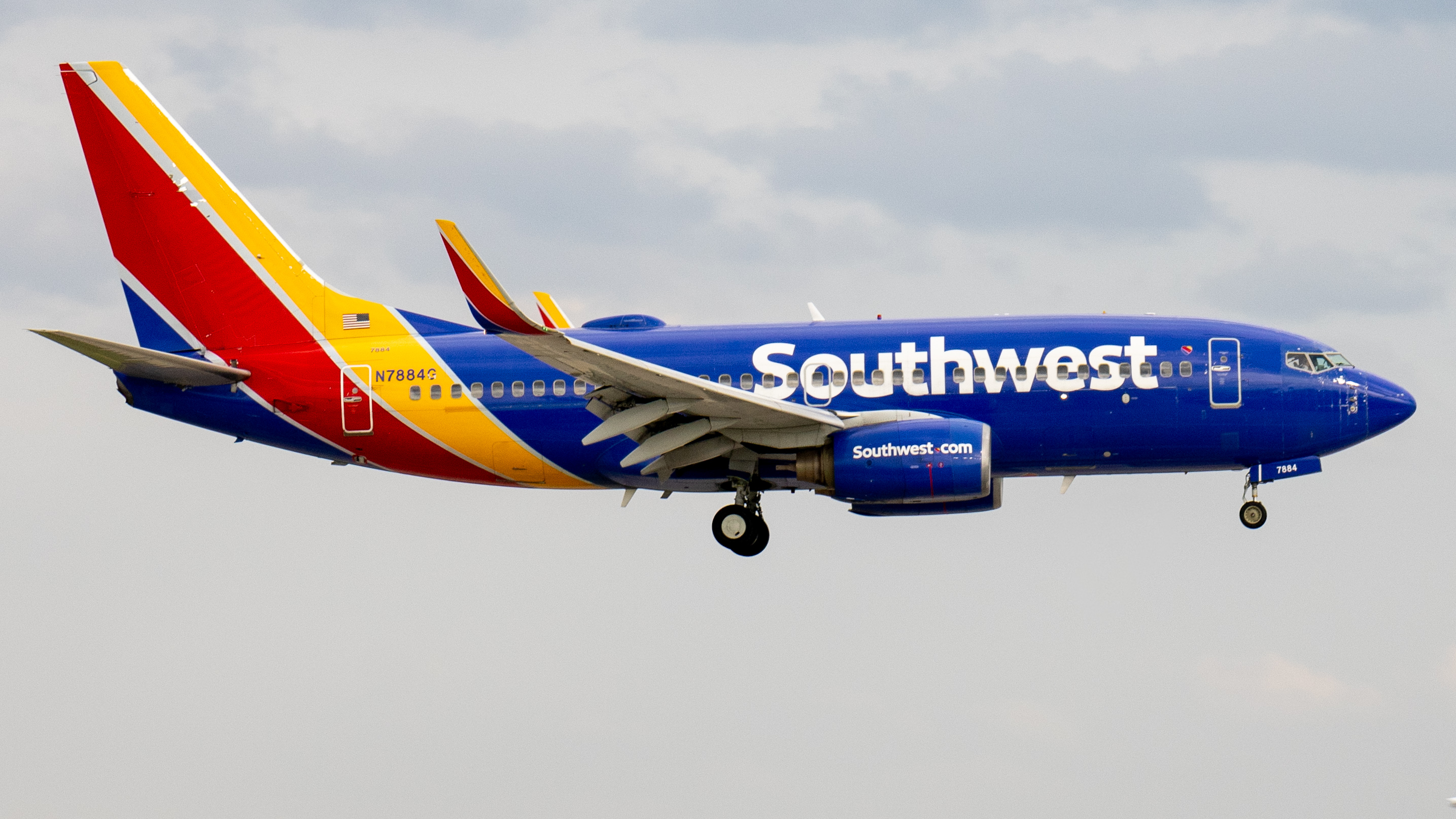 Full size: Southwest Airlines Boeing 737-700 N7884G at Indianapolis International Airport