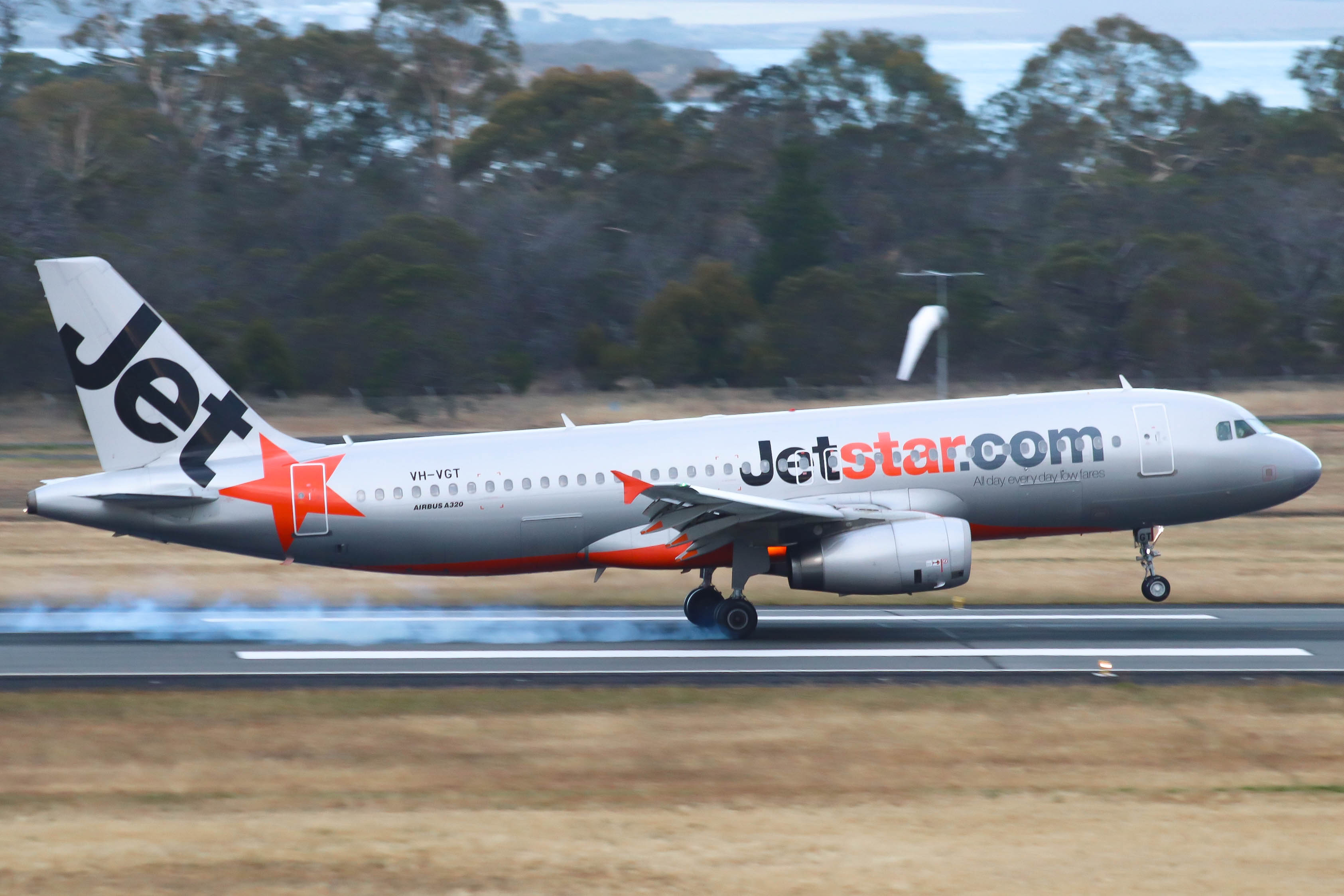 Full size: JetStar Airways Airbus A320 VH-VGT at Hobart International Airport