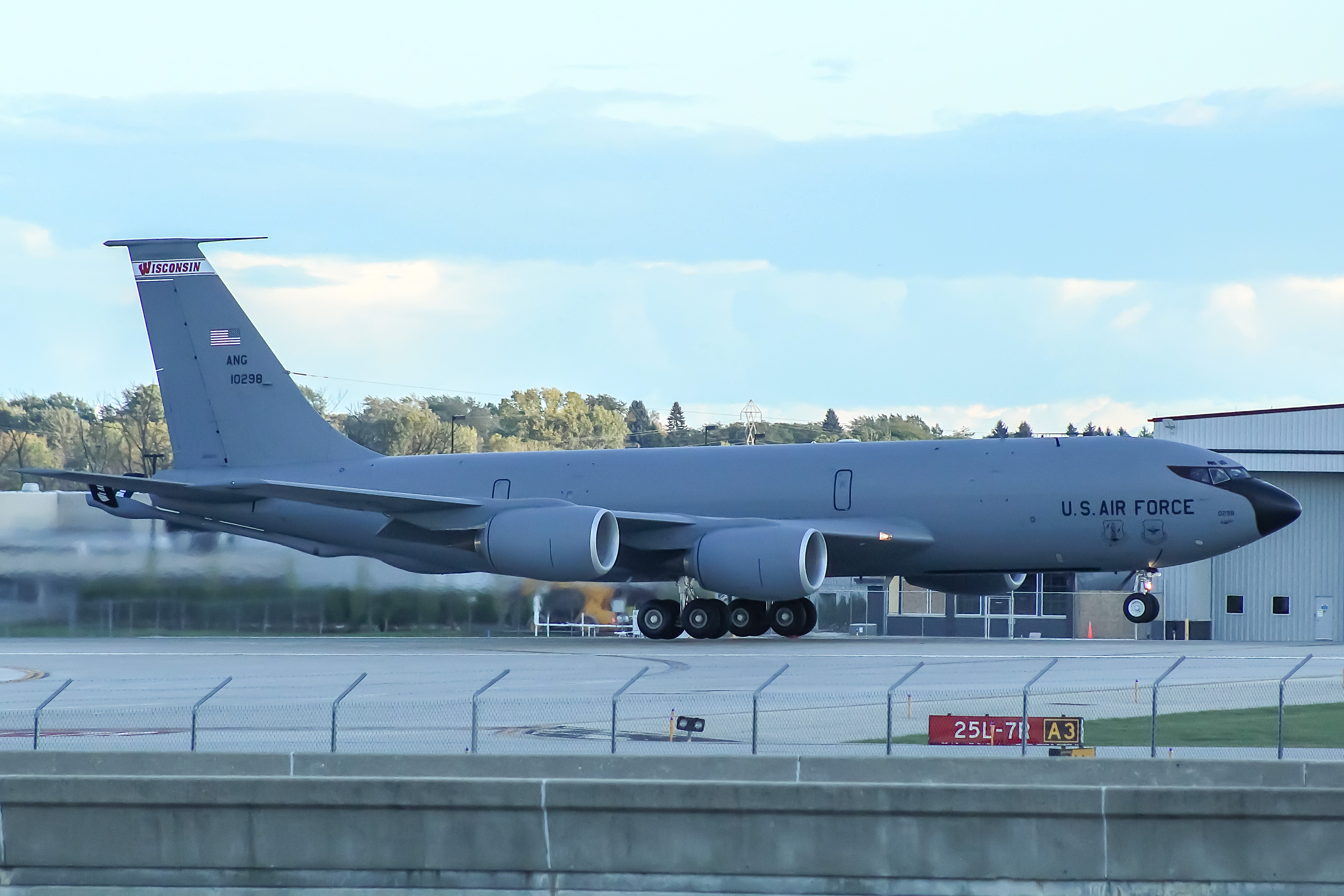 Full size: USAF - United States Air Force Boeing KC-135 Stratotanker 61-0298 at General Mitchell International Airport