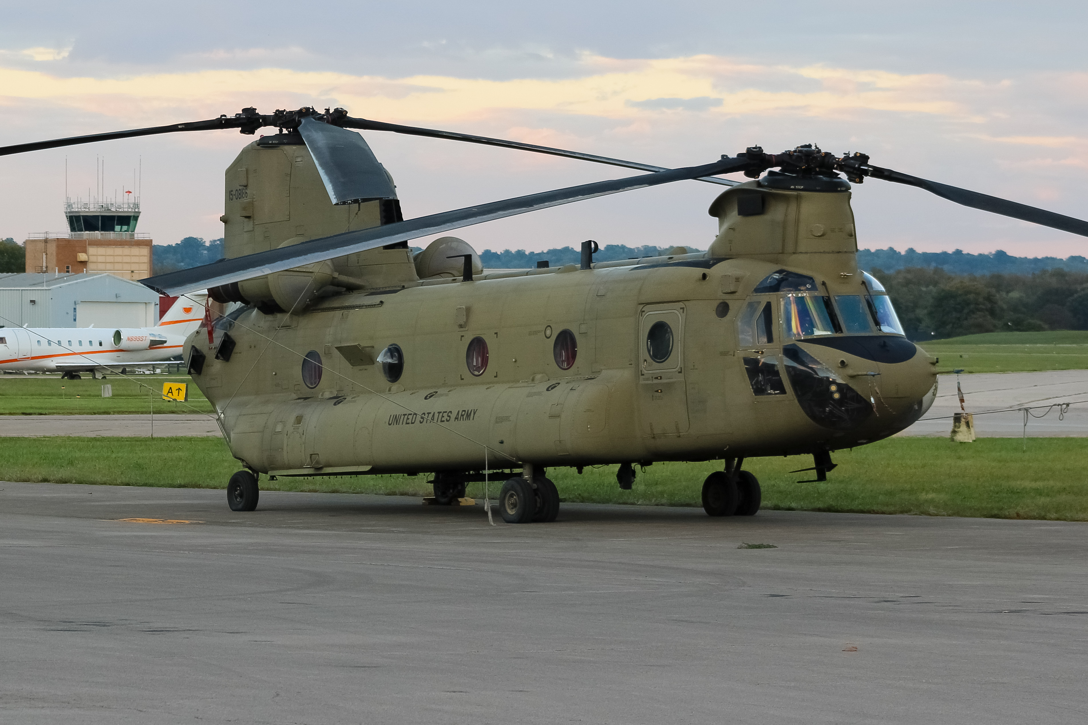 Full size: USA - United States Army Boeing CH-47 Chinook 15-08186 at Cincinnati Municipal Airport/Lunken Field