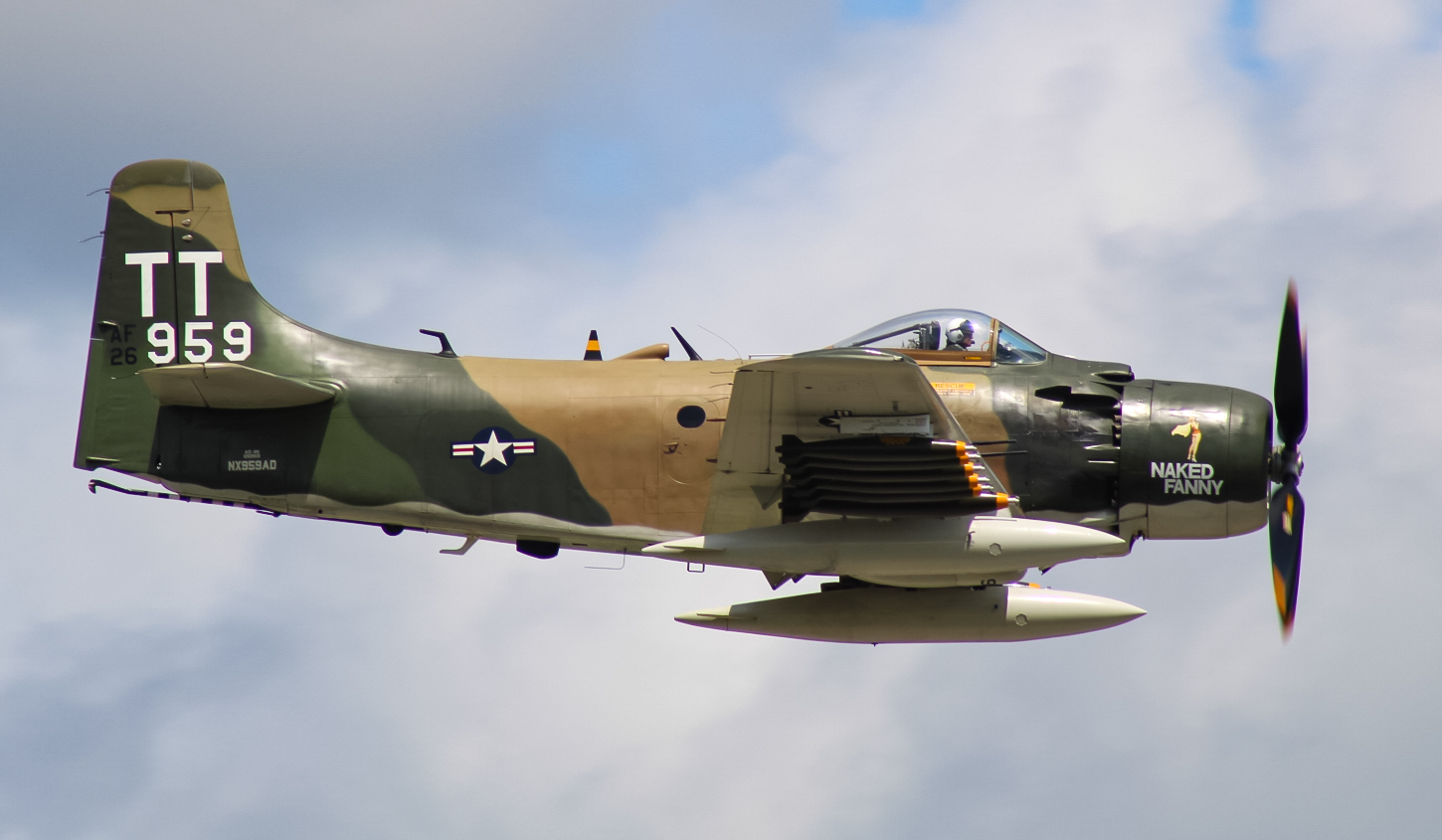 Full size: PRIVATE Douglas A-1 Skyraider NX959AD at Duluth International Airport