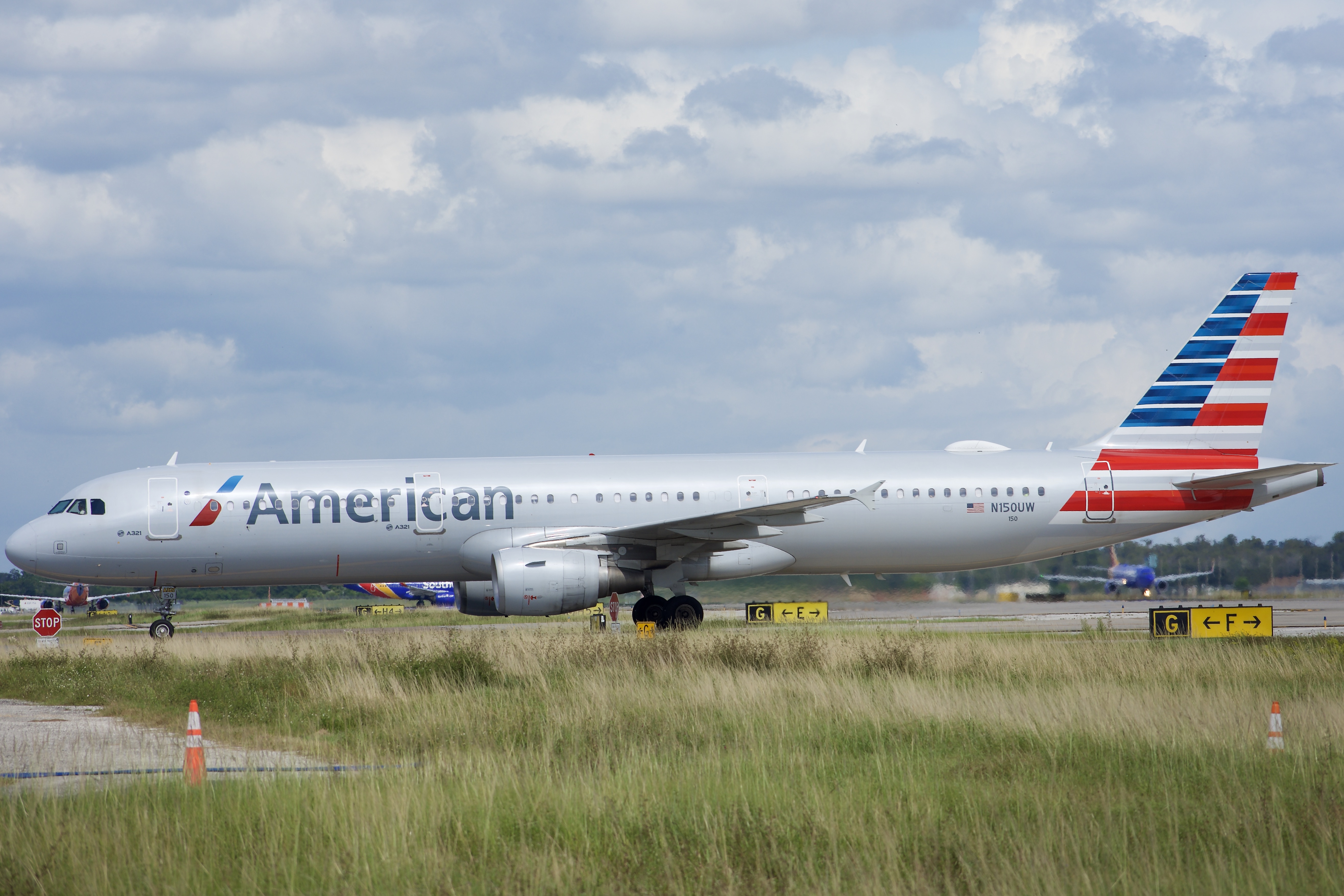 Full size: American Airlines Airbus A321-200 N150UW at Orlando International Airport