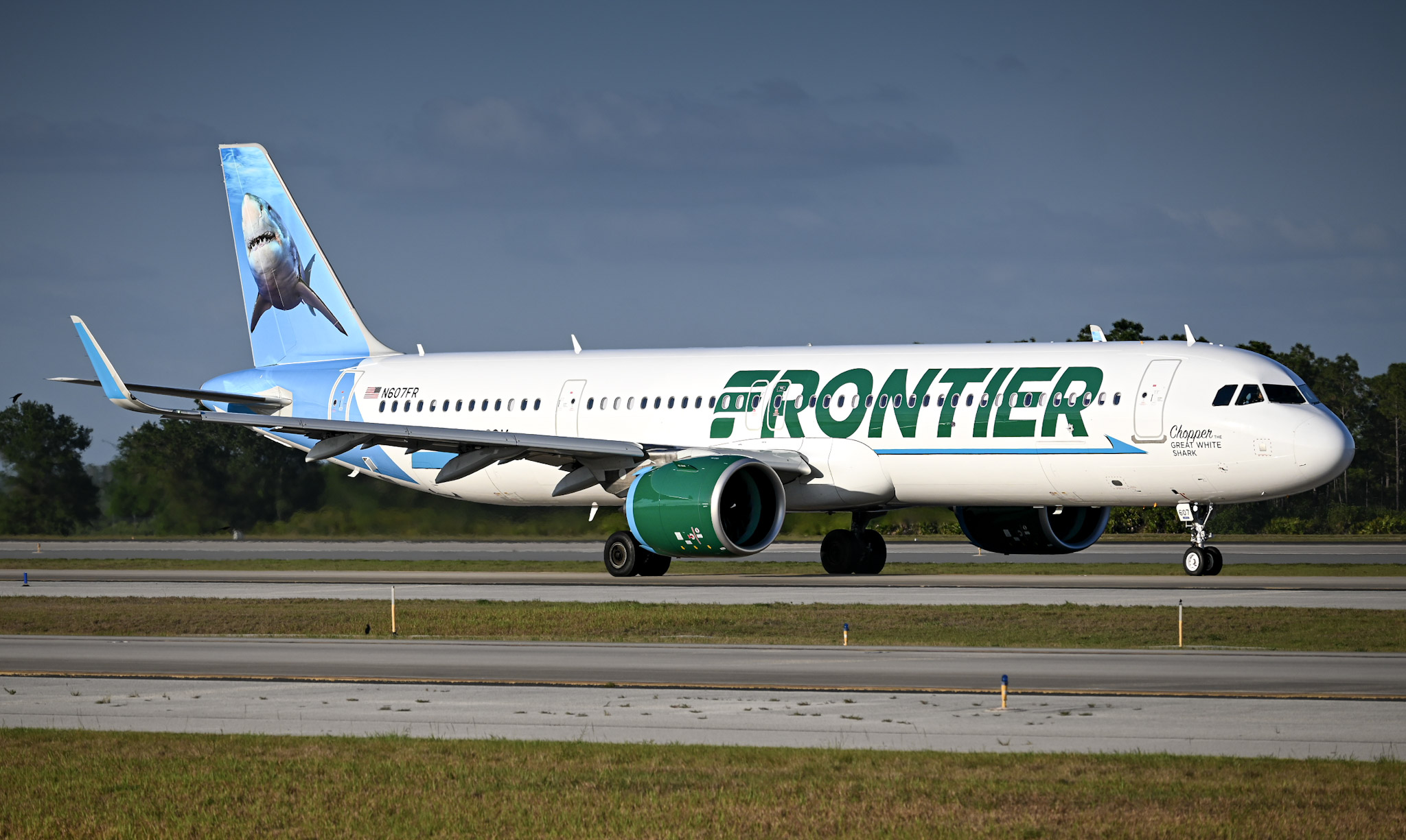 Full size: Frontier Airlines Airbus A321NEO N607FR at Orlando International Airport