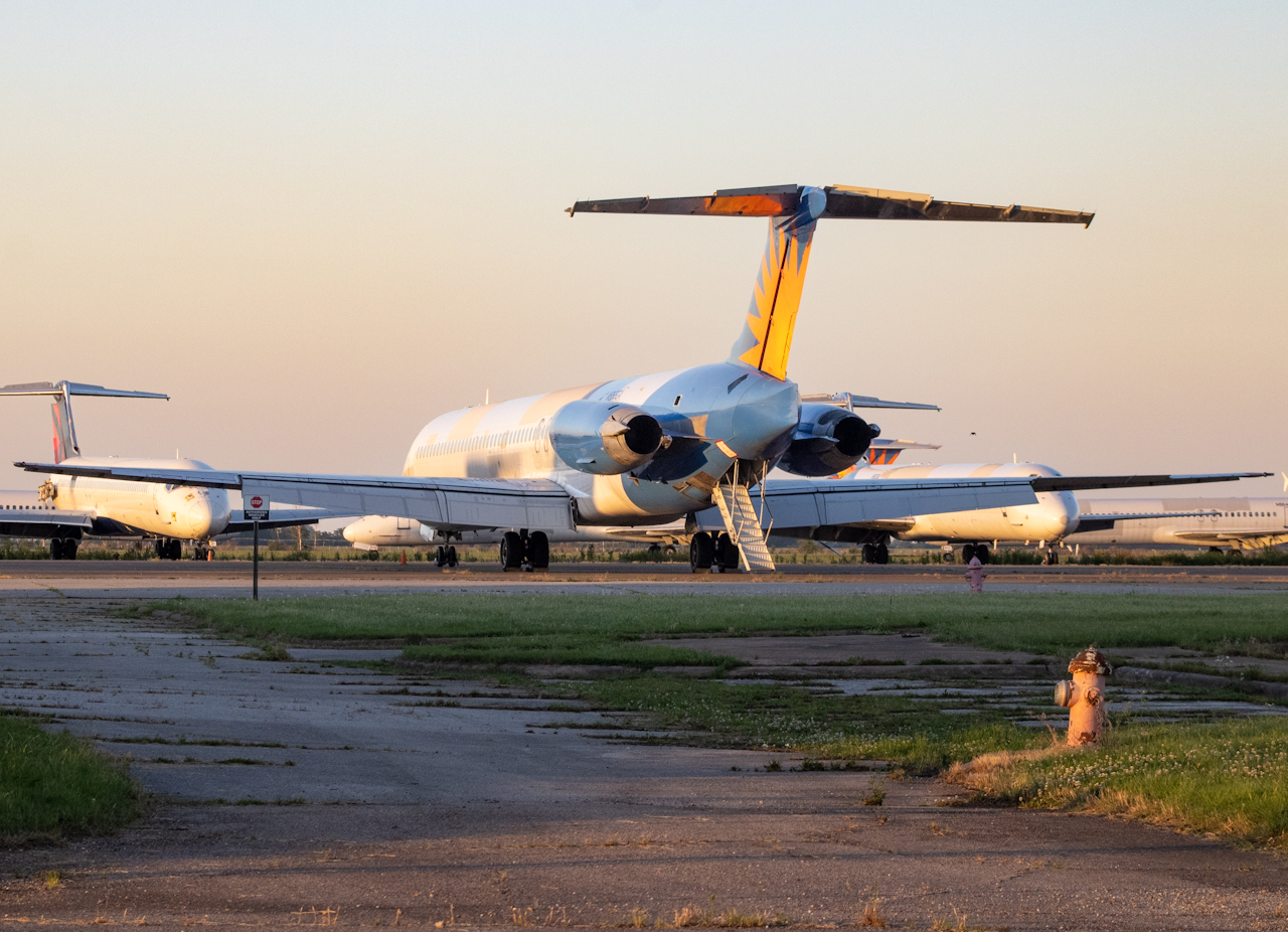 Full size: Allegiant Air McDonnell Douglas MD-83 N886GA at Blytheville Arkansas International Airport