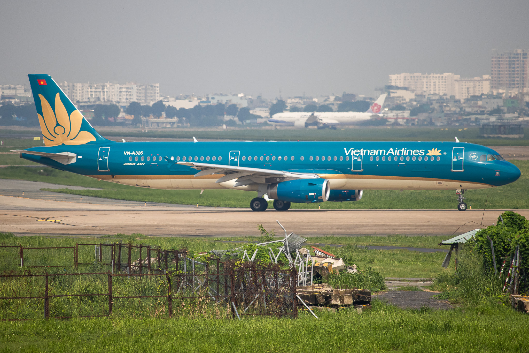 Full size: Vietnam Airlines Airbus A321-200 VN-A326 at Tan Son Nhat International Airport