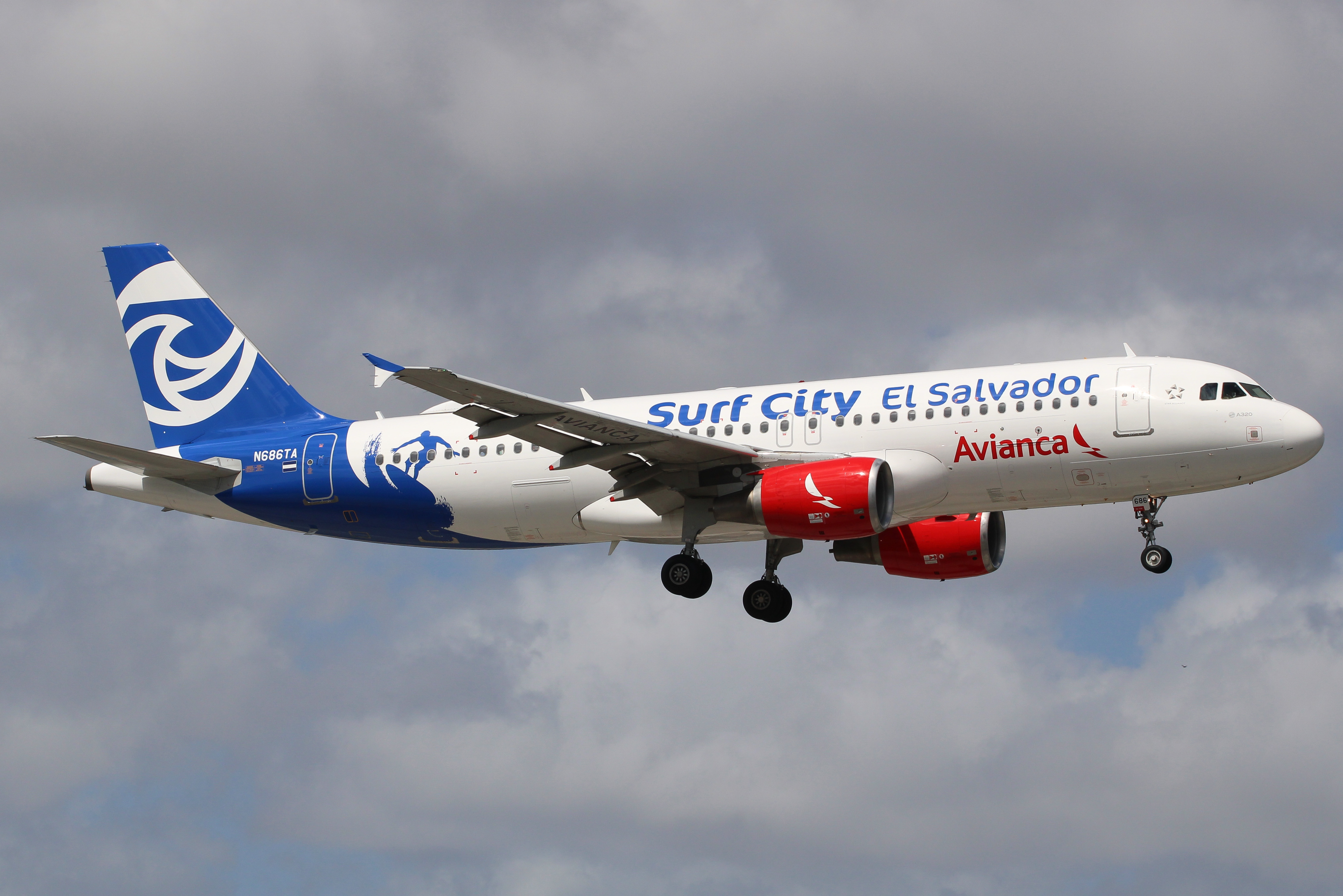 Full size: Avianca Airbus A320 N686TA at Miami International Airport