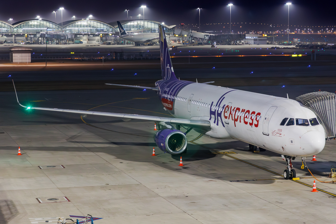 Full size: Hong Kong Express Airbus A321-200 B-LEC at Hong Kong International Airport